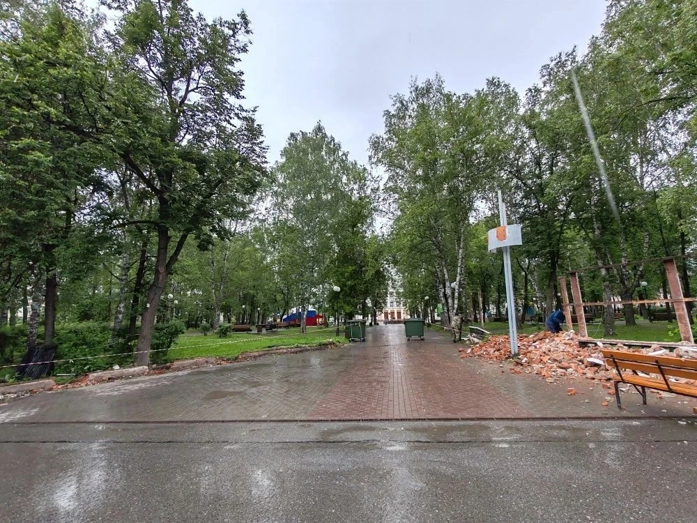 🔨Несмотря на погодные условия, в центре Усть-Катава продолжаются работы по благоустрой...