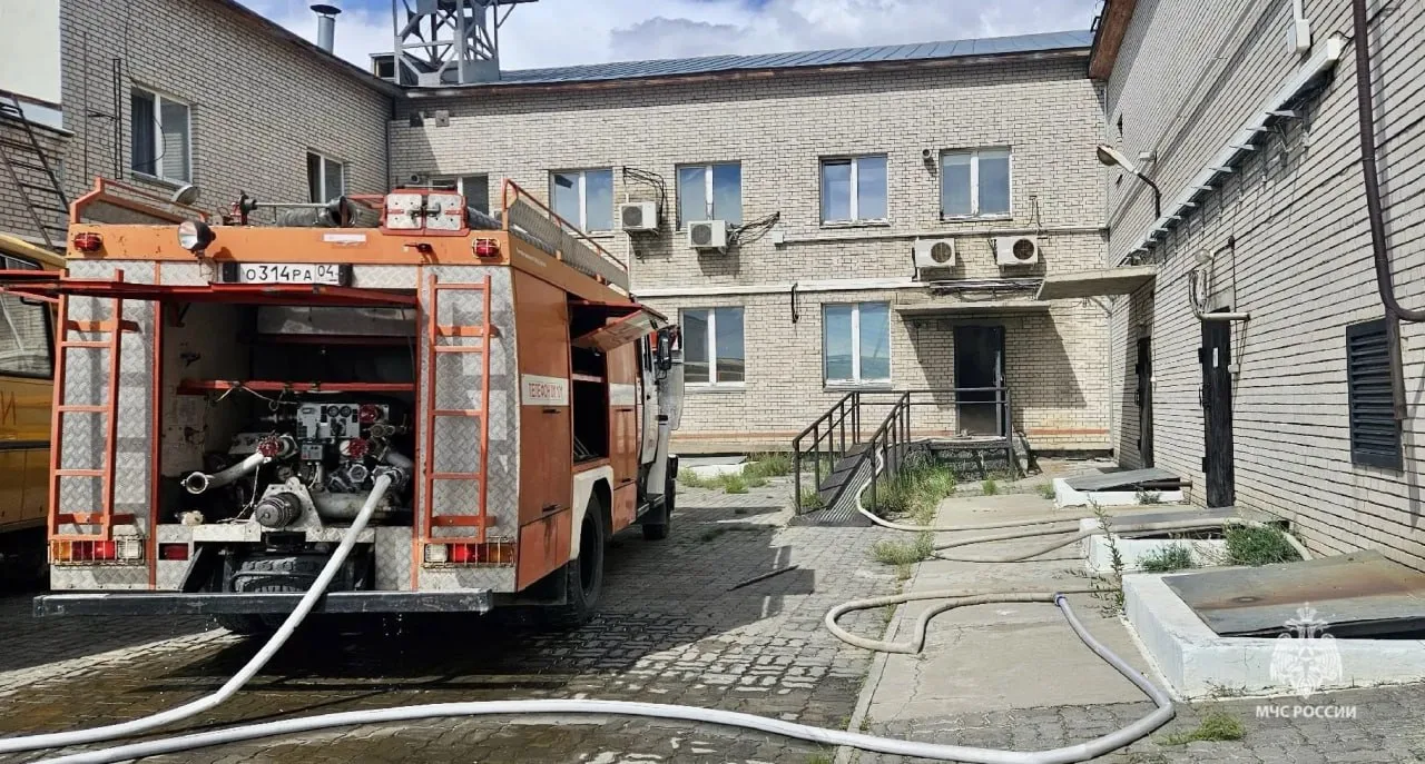 Пожар в селе Кош-Агач: на улице Корпоративной горело административное здание.

На тушении работали в