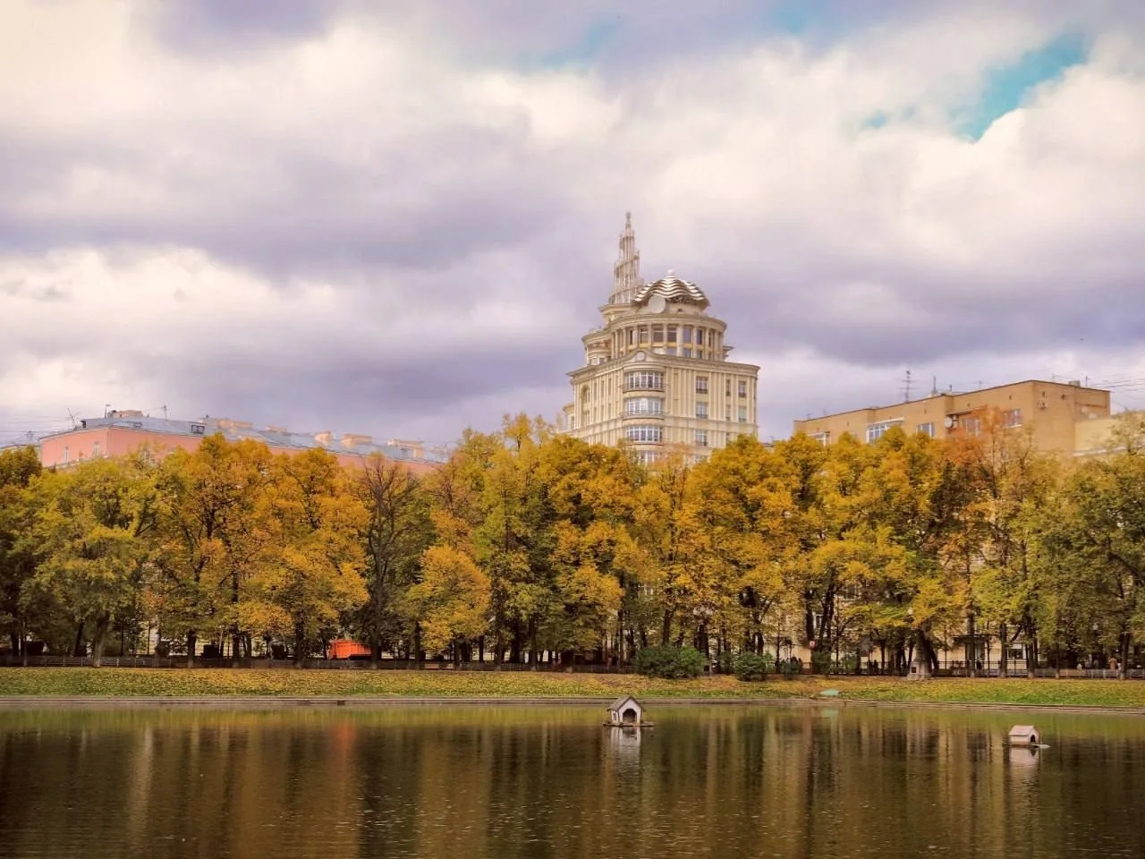 Утро на Патриарших прудах 🌿