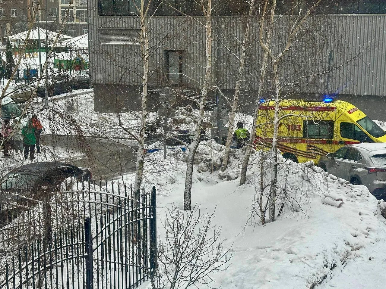 Велокурьер сбил девочку.