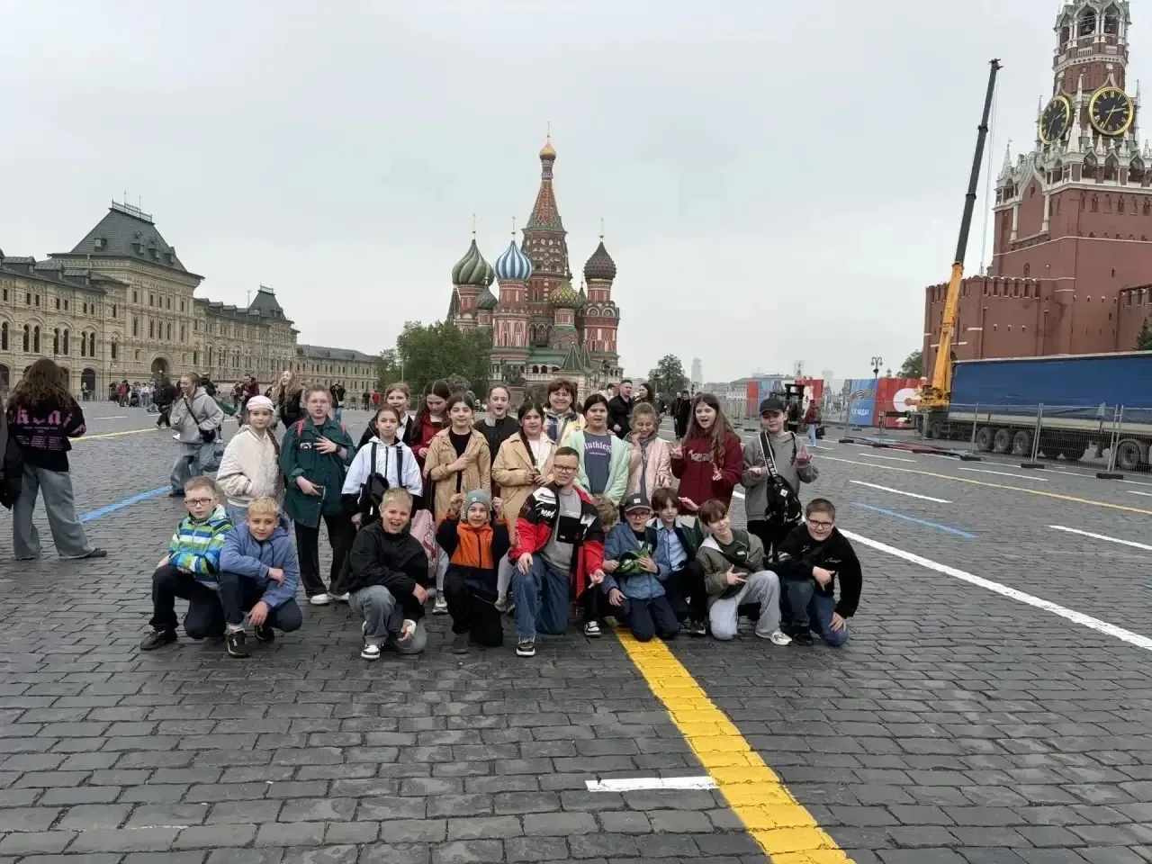 Ученики 4 «Б» класса совершили увлекательную экскурсию в парк Зарядье. Это идеальное место, где совр