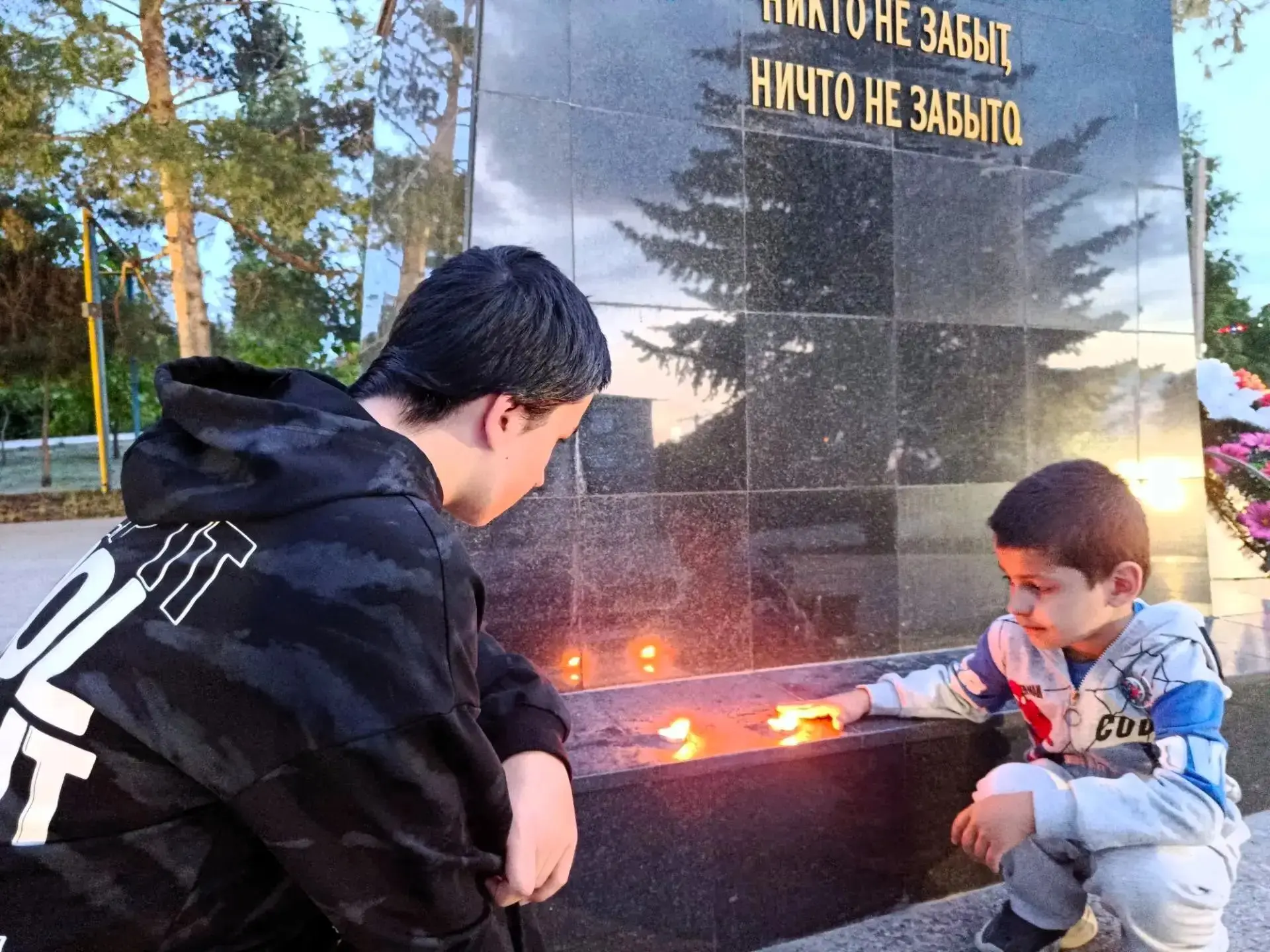 Память в руках молодёжи: акция «Свеча памяти»

В рамках Дня памяти и скорби, юные воспитанники Компл