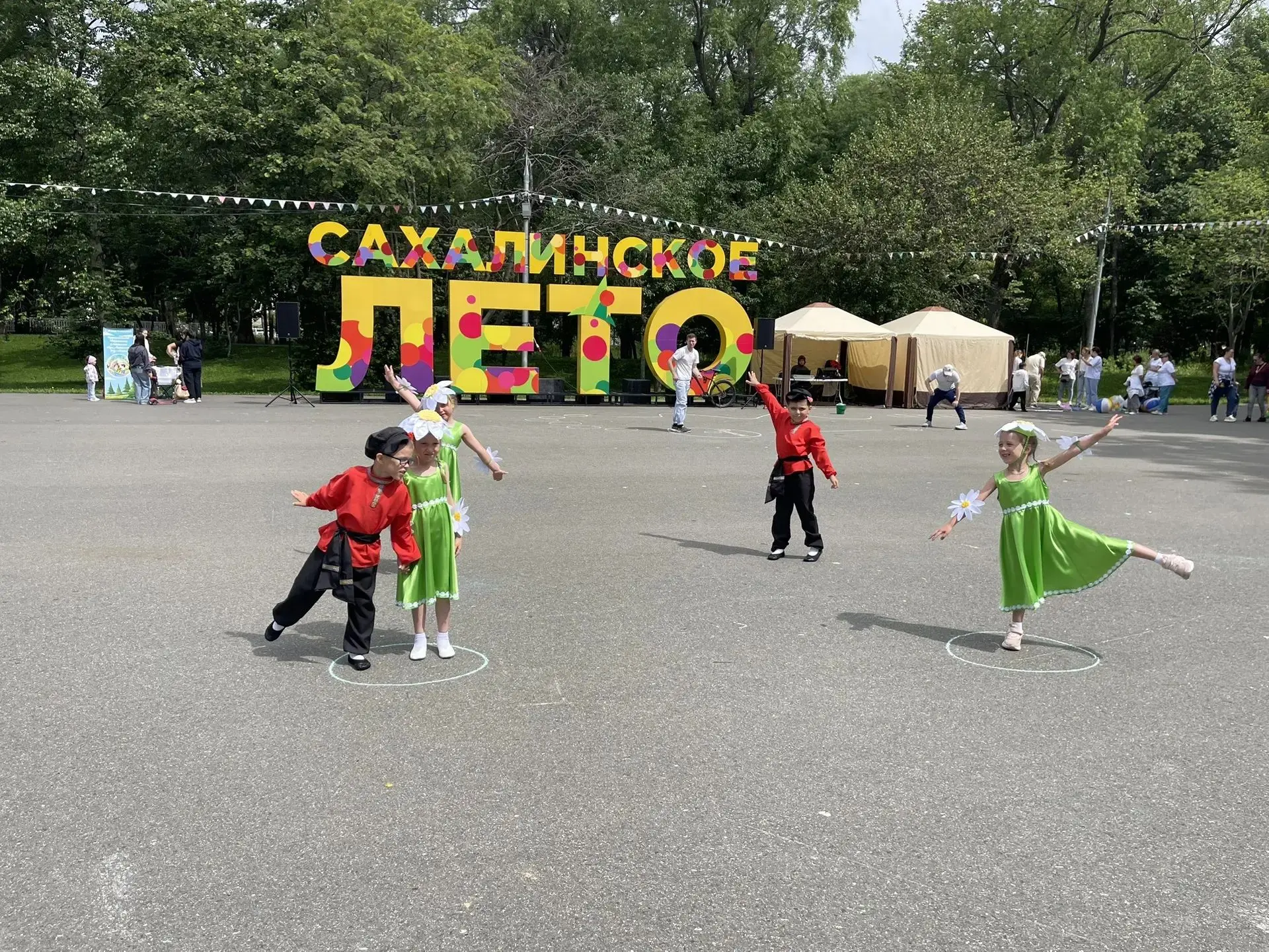 В городском парке Южно-Сахалинска состоялся необычный детский праздник — «День дождя». Гости и ребят