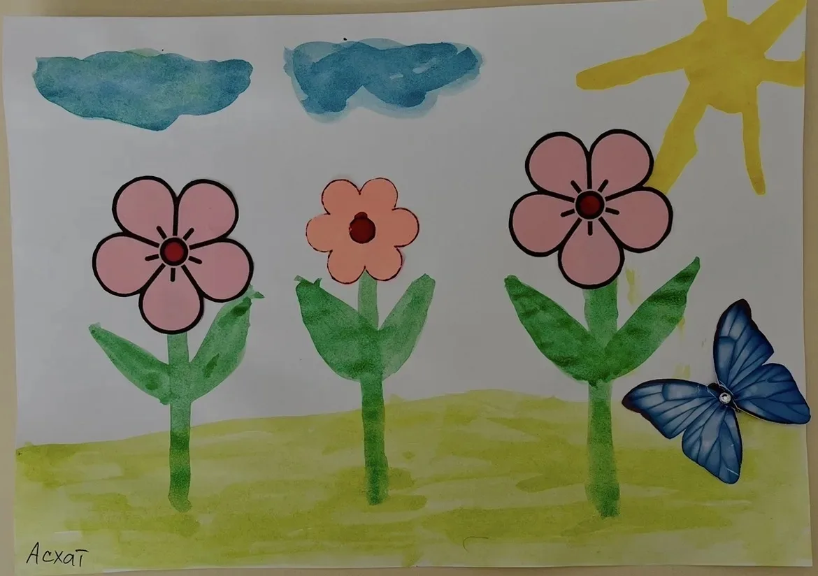 Ребята из группы „Ромашка“ 🌼встречает лето🌞ярко, на красочном ковре из одуванчиков.