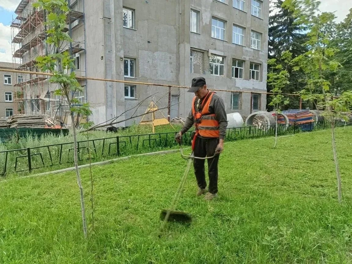 В ГОРОДСКОМ ОКРУГЕ ПРОДОЛЖАЮТСЯ РАБОТЫ ПО ПОКОСУ ТРАВЫ