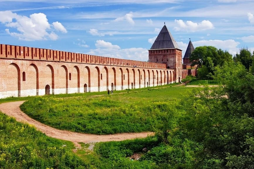 Смоленская крепостная стена 

 Памятник русского оборонительного зодчества, одна из крупнейших крепо