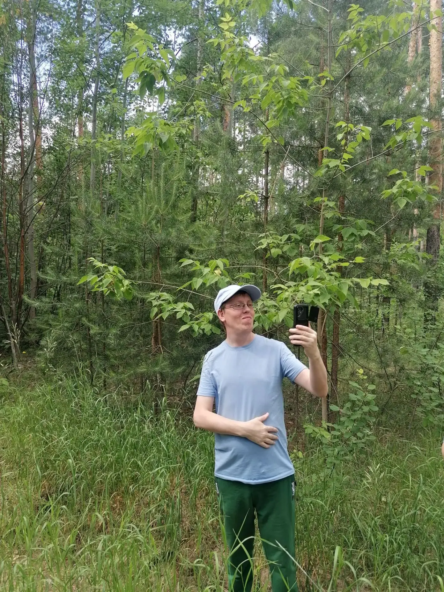 🌿🪻🌲 Несмотря на прохладную погоду наши подопечные с большим энтузиазмом отправились на прогулку в