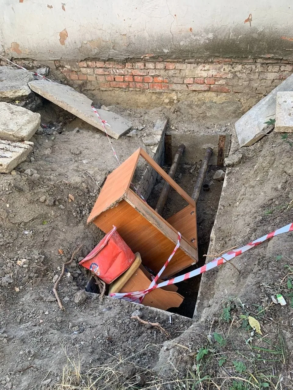 На Кузнецова, 44 уже три недели не могут засыпать разрытую яму. Местные жители жалуются...