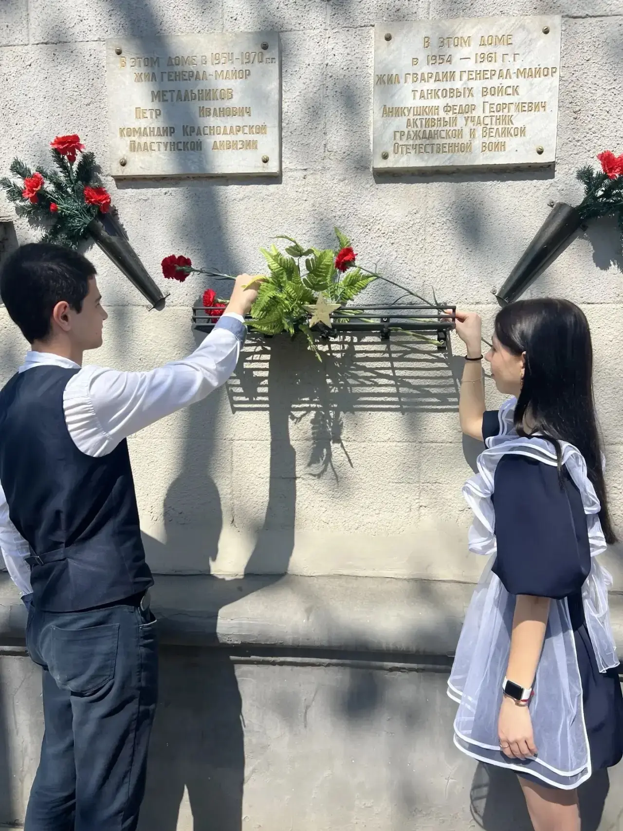 Сегодня учащиеся 11 «В» и 11 «Г» классов гимназии 87 возложили цветы к мемориальной доске. «В этом д