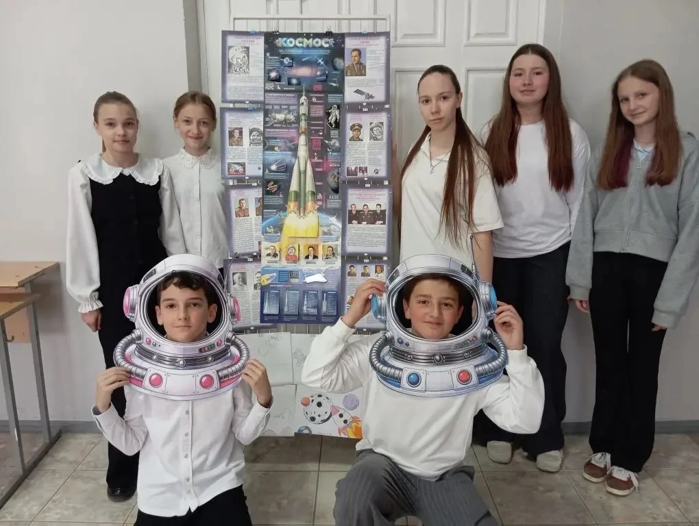 ⭐ Ко Дню космонавтики активисты ШУС организовали настоящий космический уголок: 🪐 Информационный стен