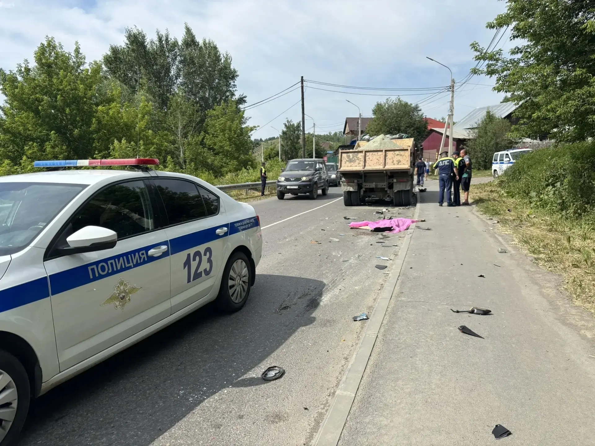 Скутерист погиб под колёсами КамАЗа в Горно-Алтайске