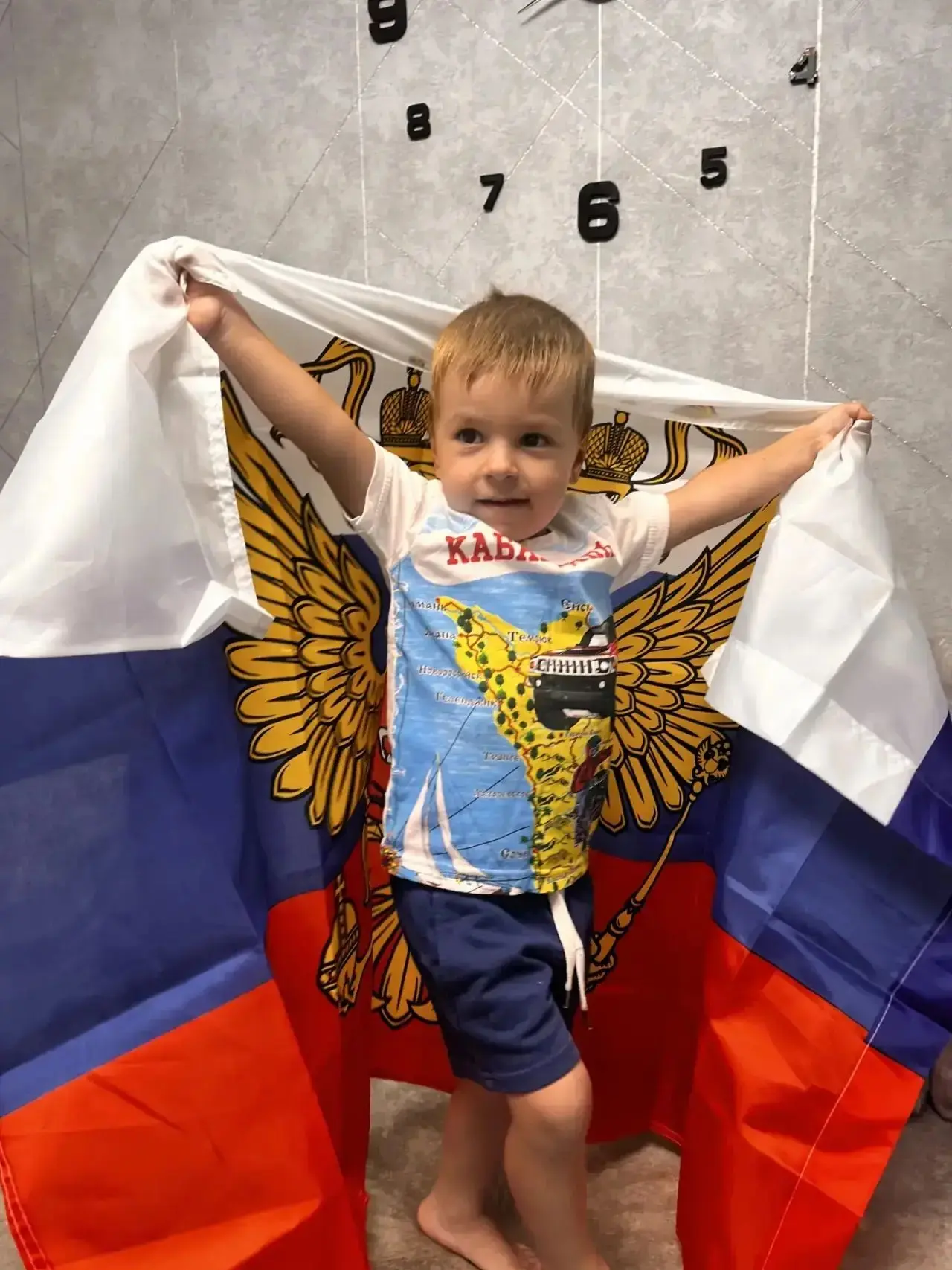 Свой замечательный флаг нам показывает Миша Лимаренко из группы «Почемучки»!