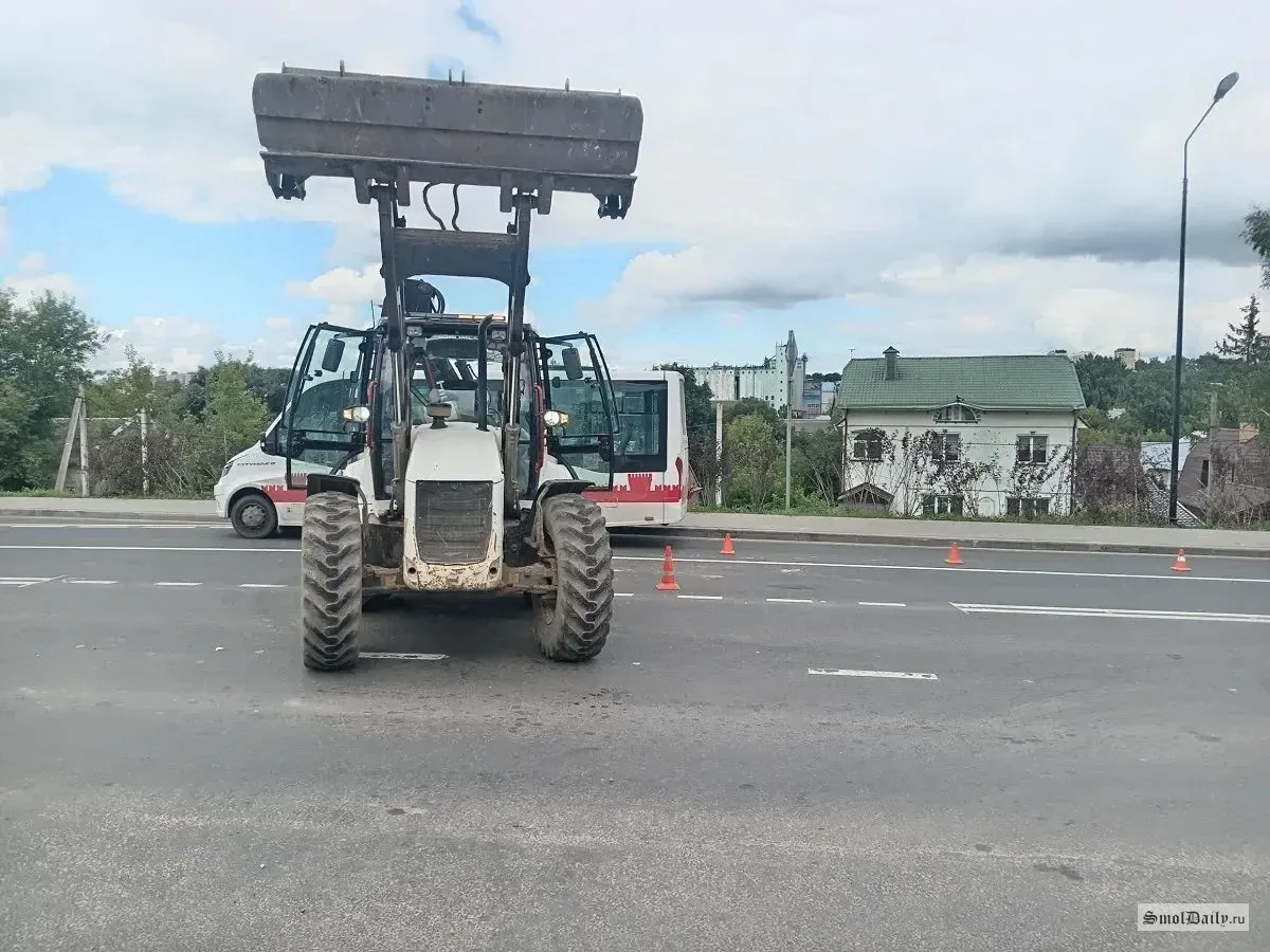 В Смоленске автобус ПАЗ врезался в трактор
