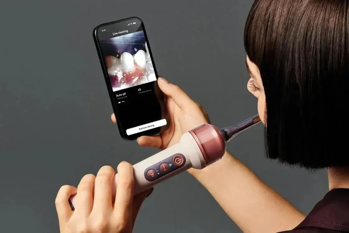 😳 Нейросети добрались до зубных щёток — Dyson выпустили ИИ-щётку с камерой