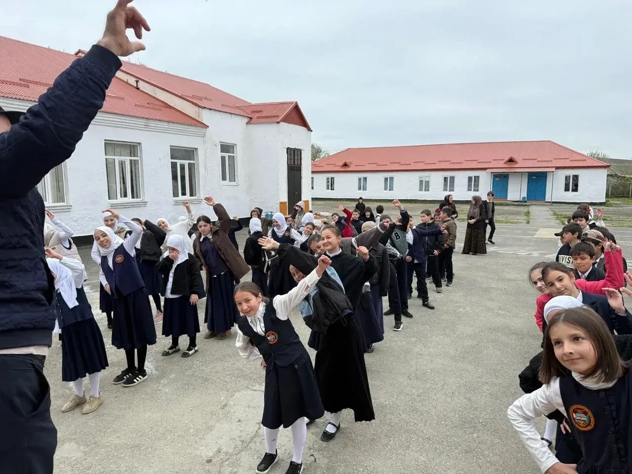 Ежедневно утро в нашей школе начинается с зарядки. Это уже стало хорошей традицией, которая помогает
