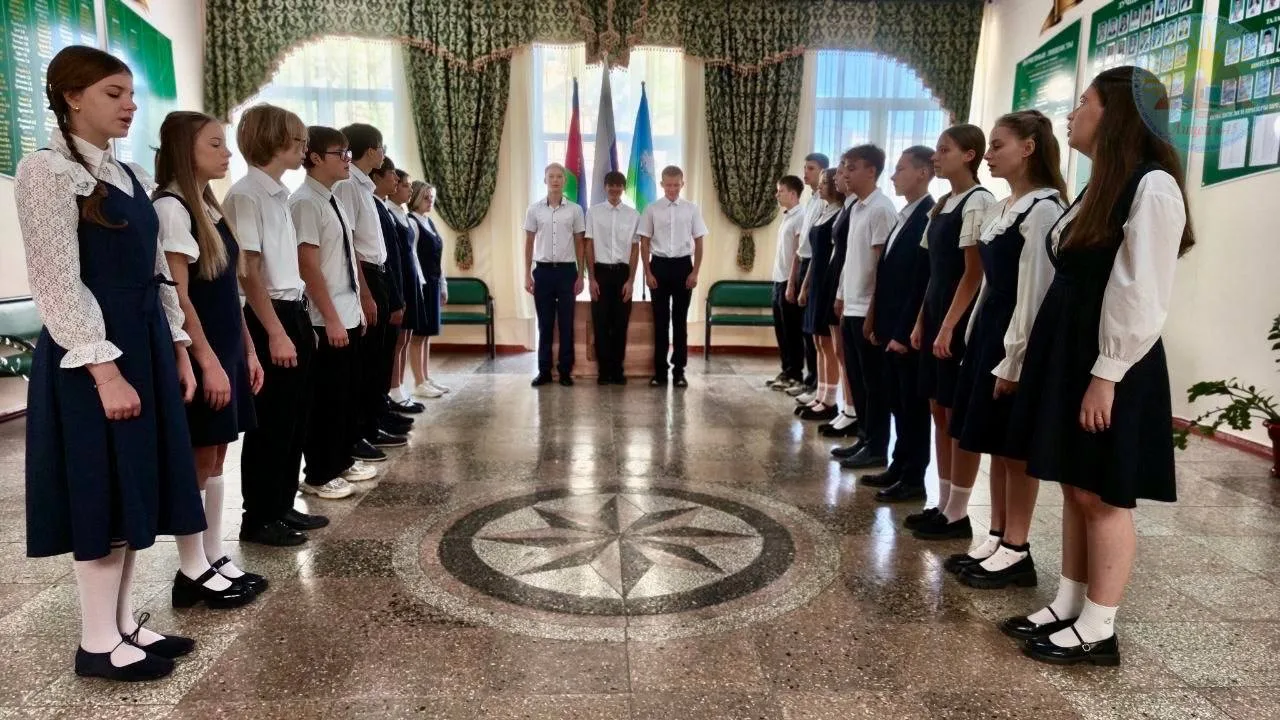 🇷🇺️Утро понедельника, 7 сентября, началось в лицее с традиционной торжественной линей...