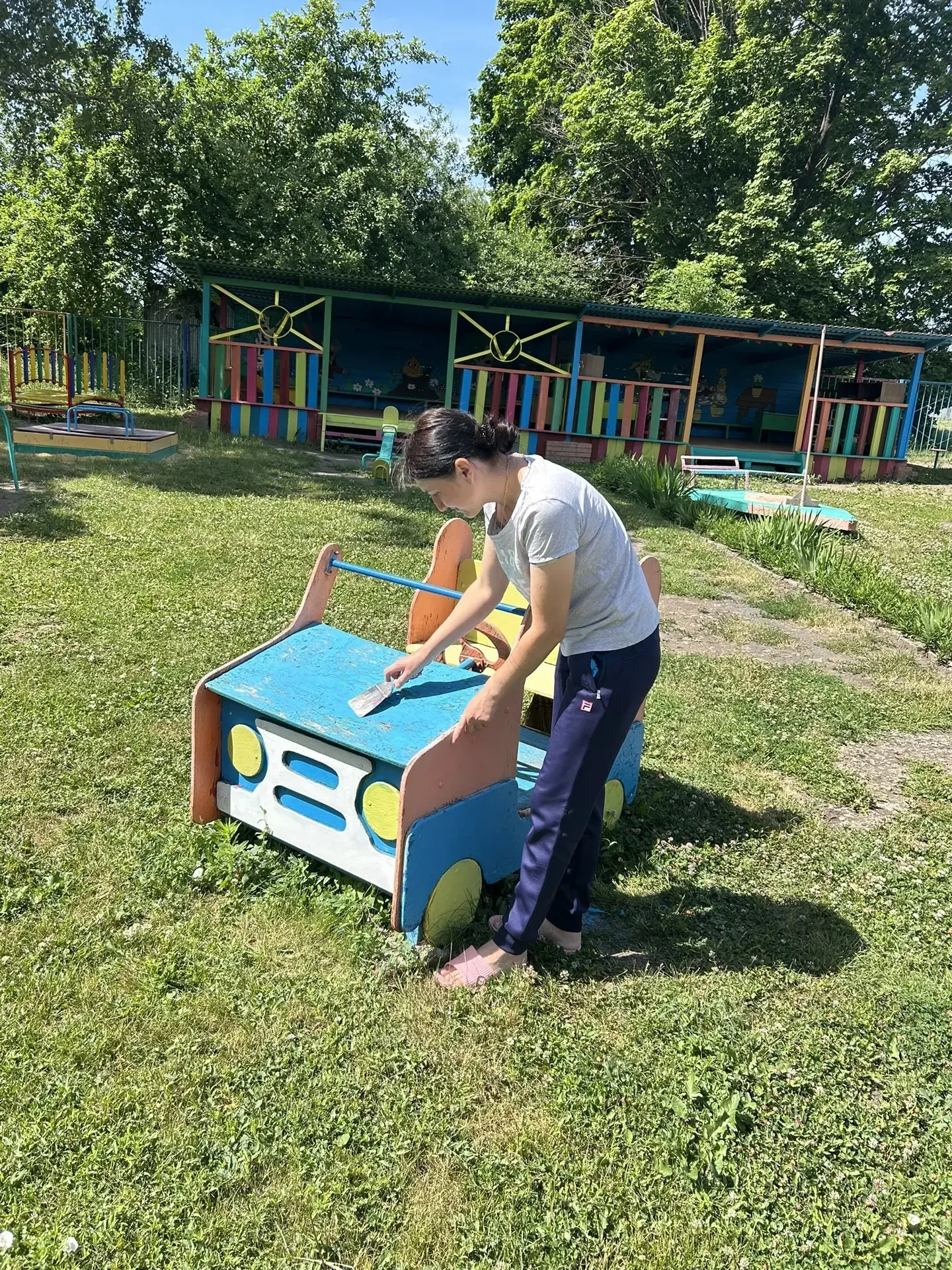 В детском саду «Ромашка» 🌼 был произведен покрас оборудования для прогулок с дошкольниками.
