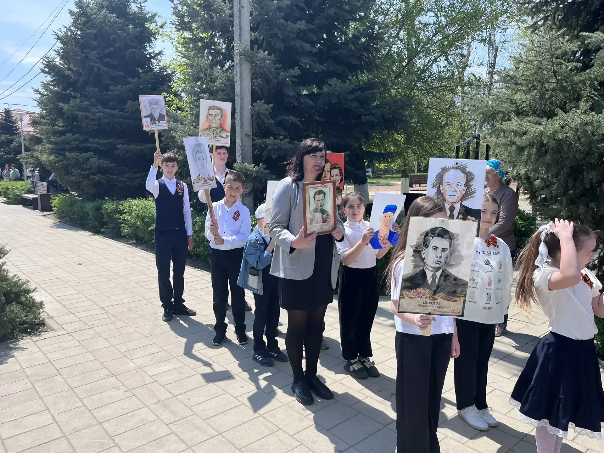 Сердцем к подвигу: как юные художники Багаевской ДШИ присоединились к «Бессмертному полку»  В преддв