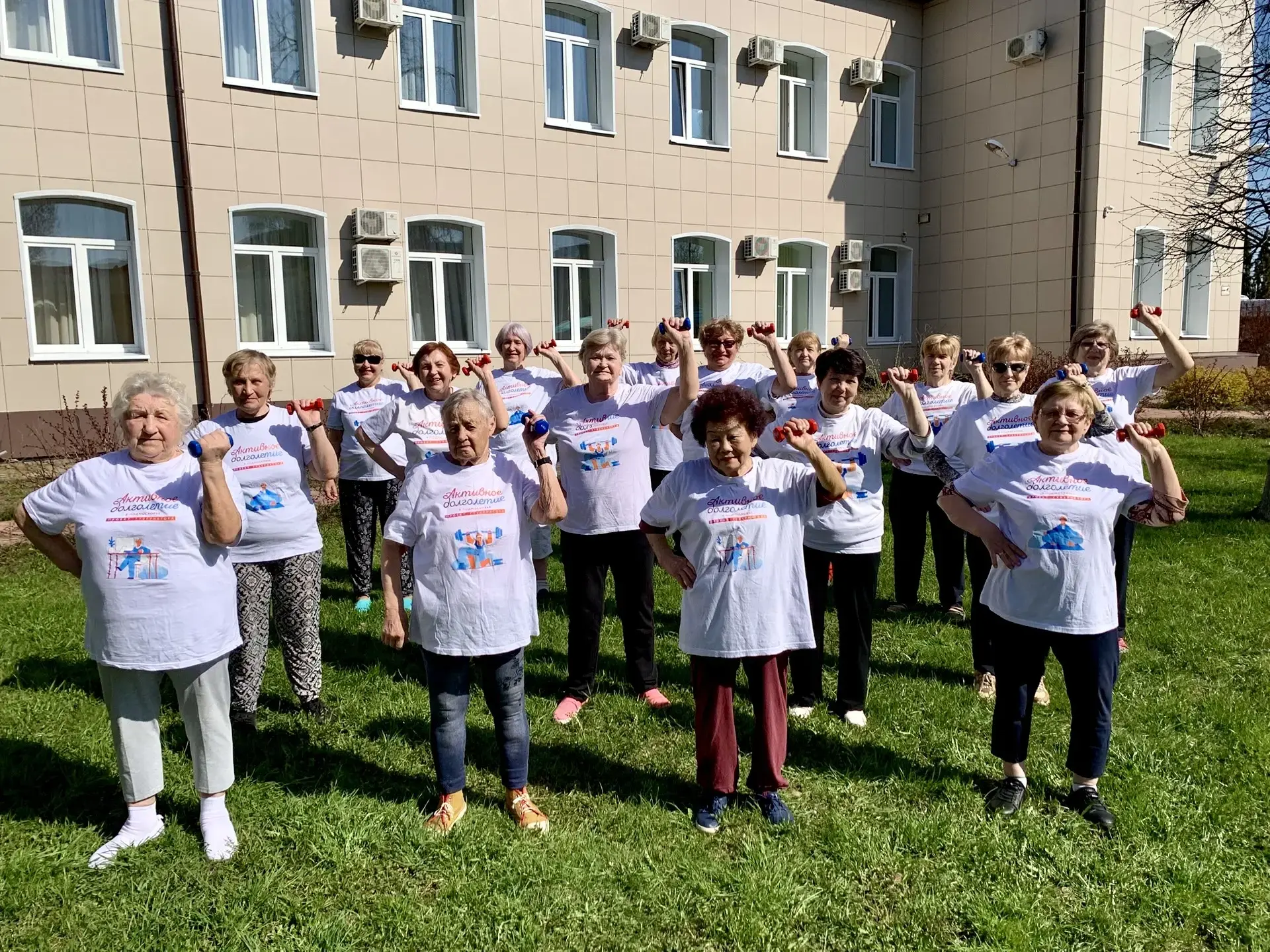 Мир, труд, май — на зарядку вставай!  Солнце, свежий воздух и немного движения — иногда этого достат