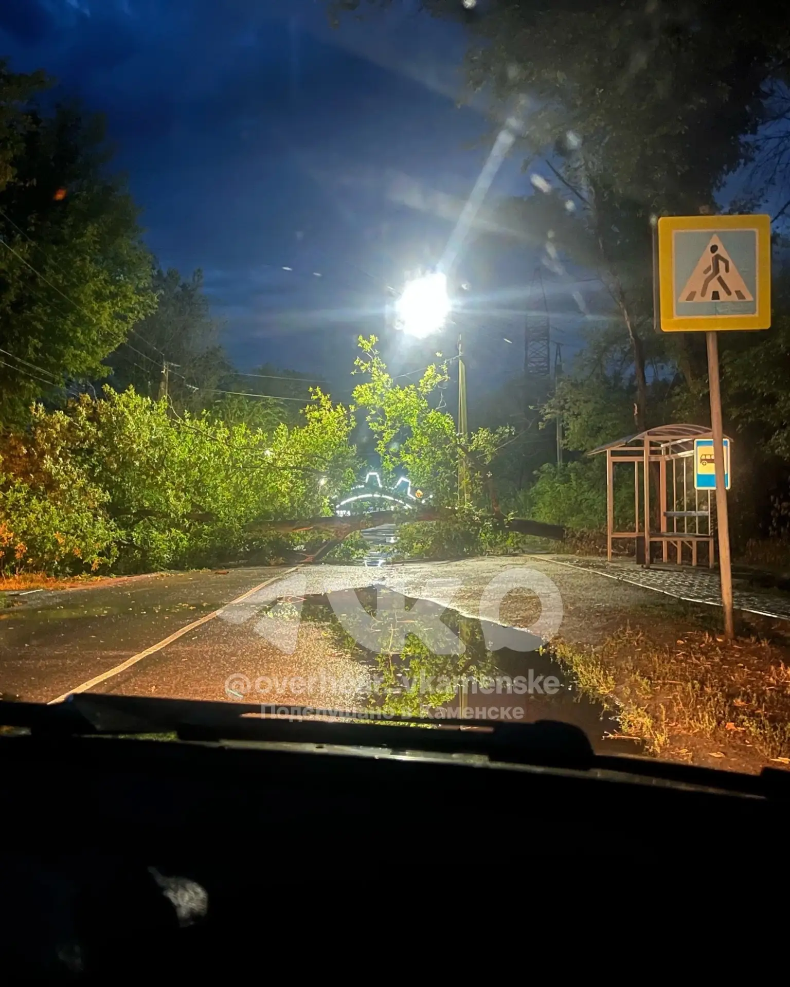 🪵 В Заводском в районе Сбера ограничено движение из-за упавшего дерева, сообщает очеви...