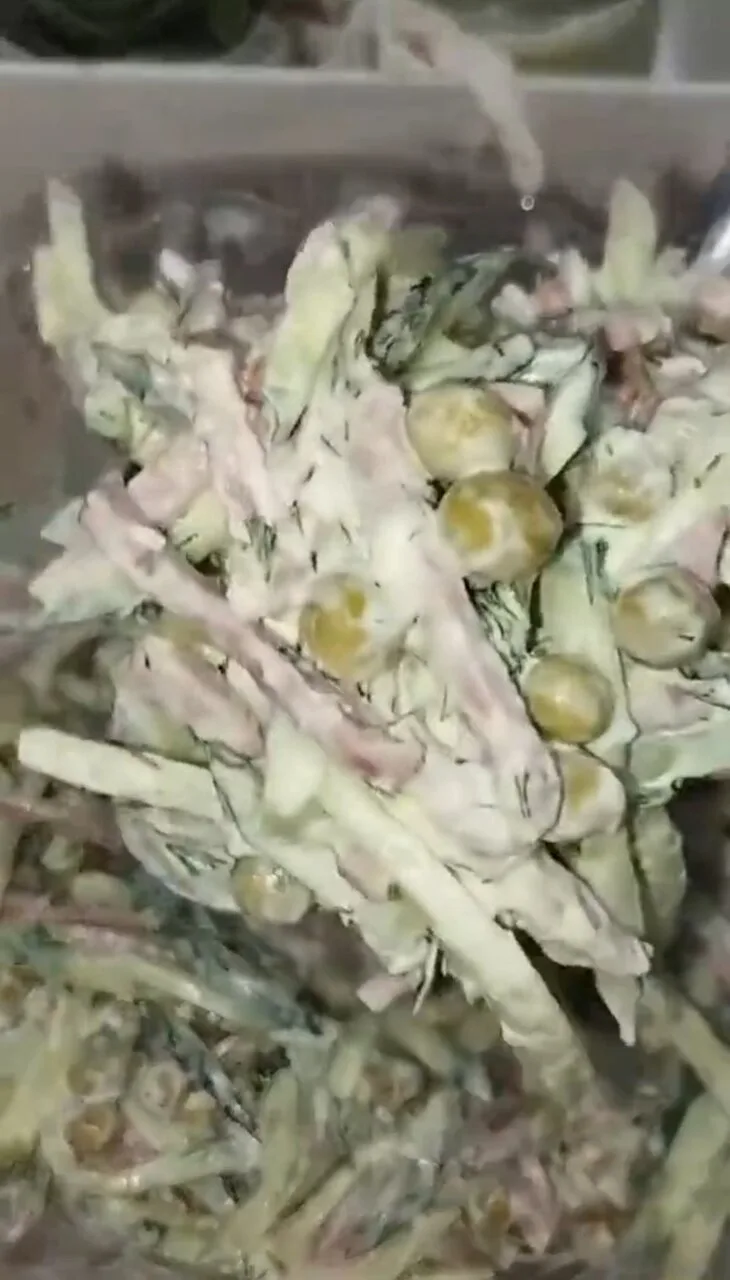 🥗 Быстрый салат с копченой колбаской и горошком.