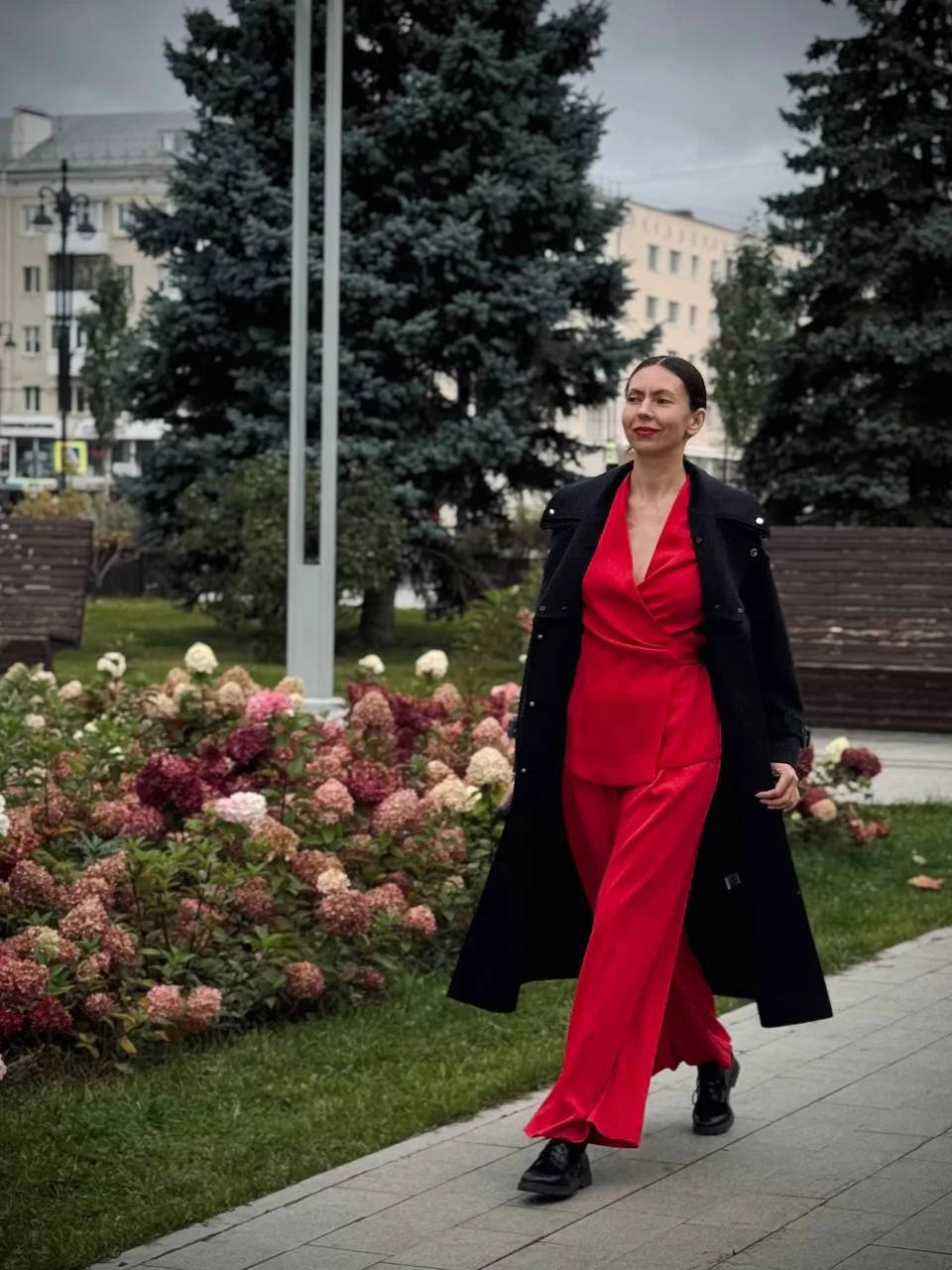 👠Палитра силы и спокойствия: красный - про действие и эмоции, чёрный - про структуру и...