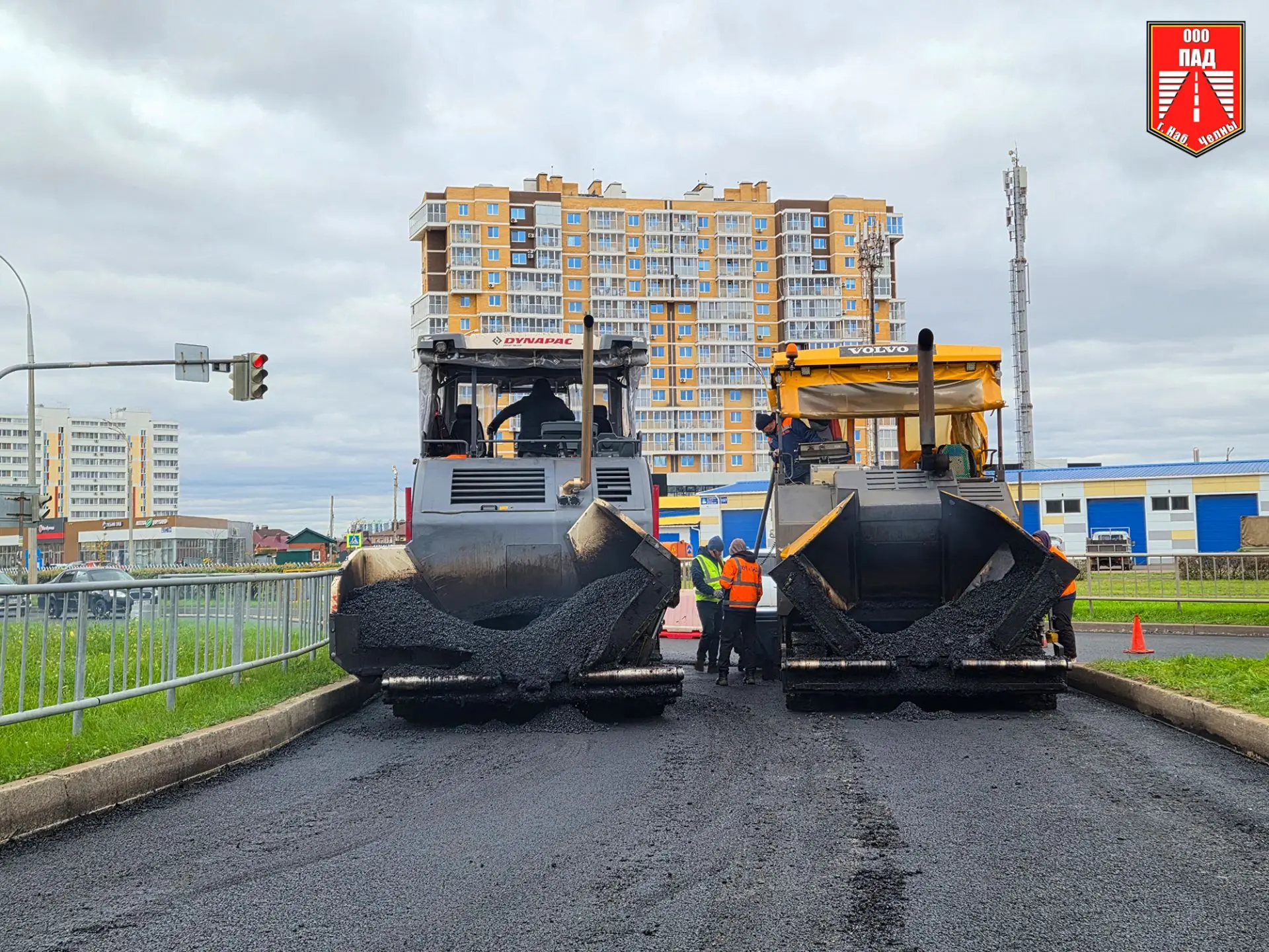 🚧🚜Укладка верхнего слоя асфальта на проспекте Фоменко идет ударными темпами. Сегодня ...