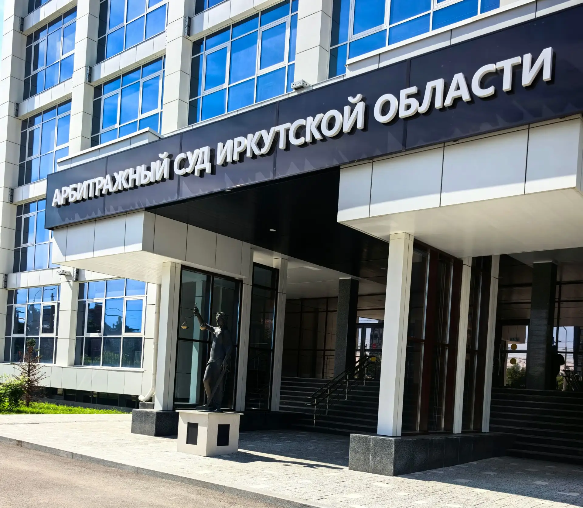 Люблю работать в Арбитражном суде. 

Здесь рассматриваются споры между юридическими лицами (организа
