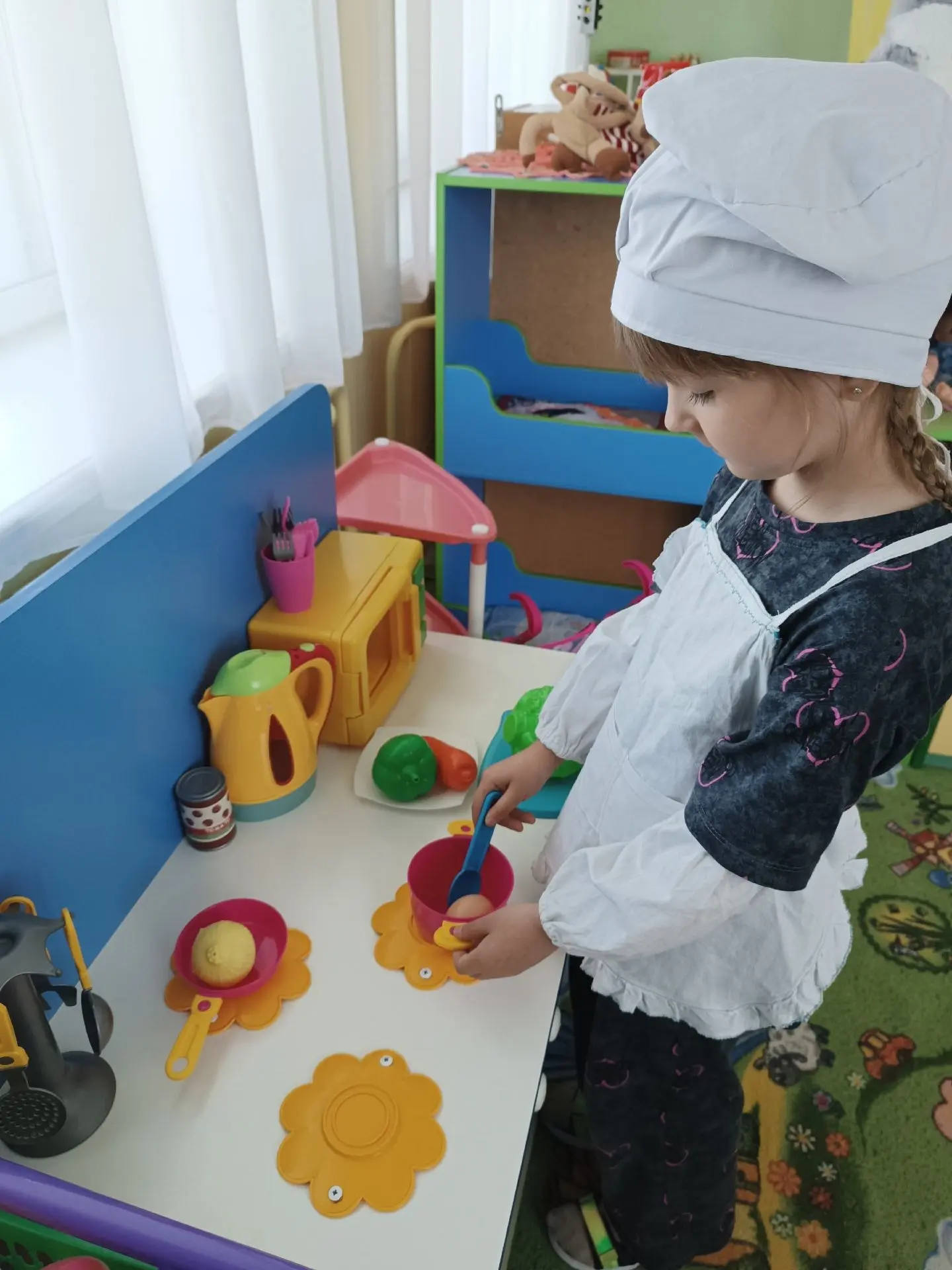 Сюжетно-ролевая игра предоставляет ребёнку возможность «побывать» в мире взрослых, «при...