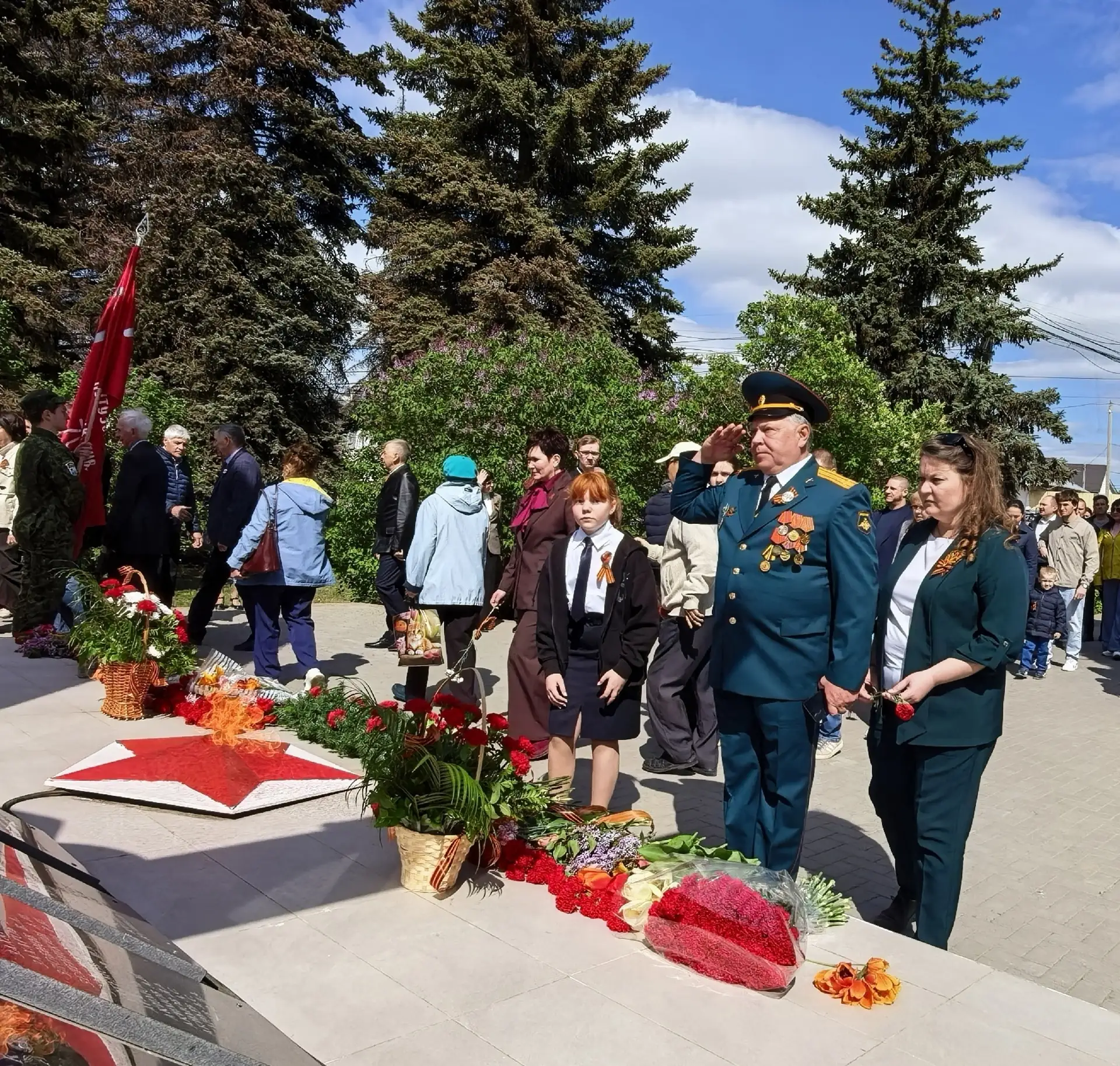 Сегодня по всей стране проходят митинги, церемонии возложения цветов к Обелискам боевой Славы и памя