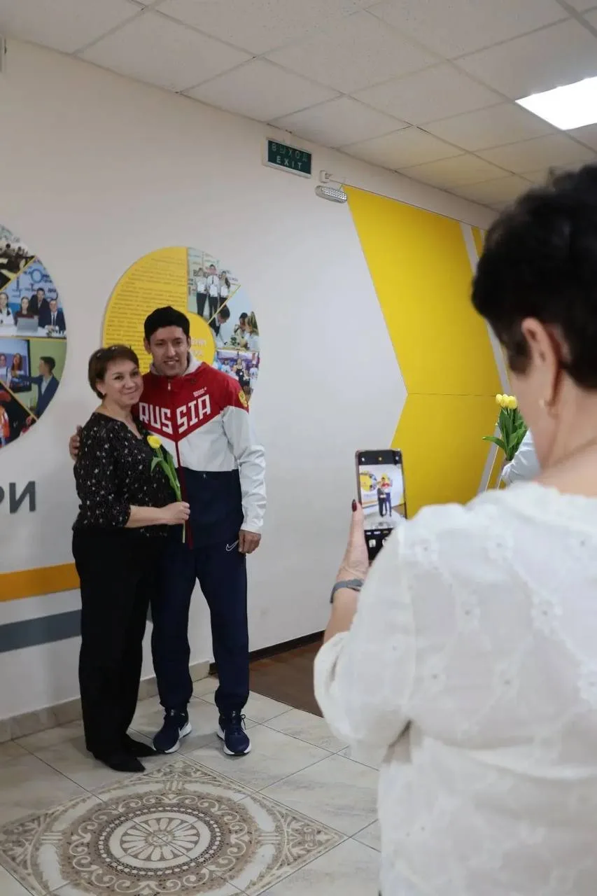 🌸 В нашей школе прошла весенняя зарядка с участием всей прекрасной половины педагогического коллекти