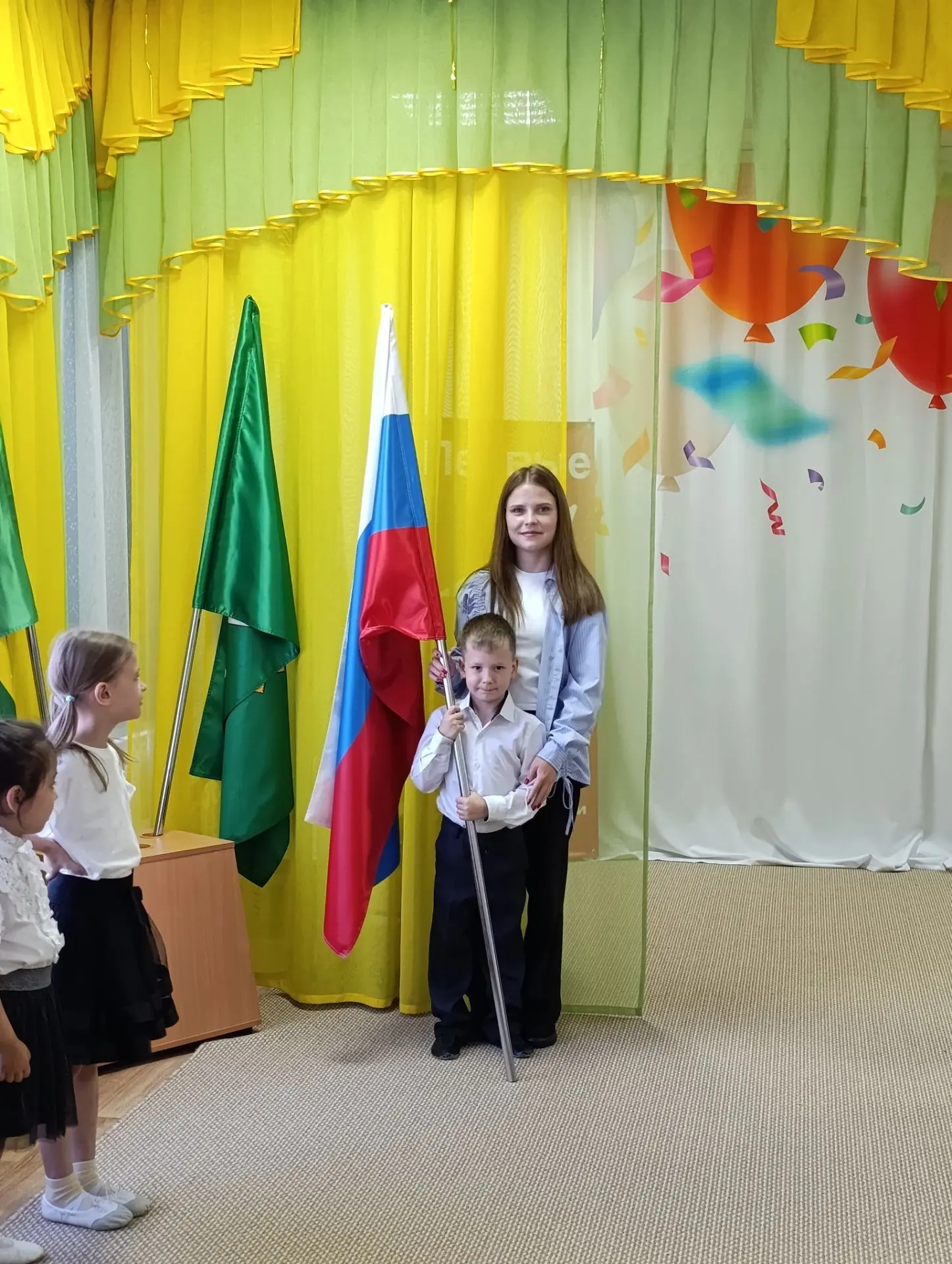 📆 Снова понедельник традиционная линейка тема линейки: «День медицинского работника!»