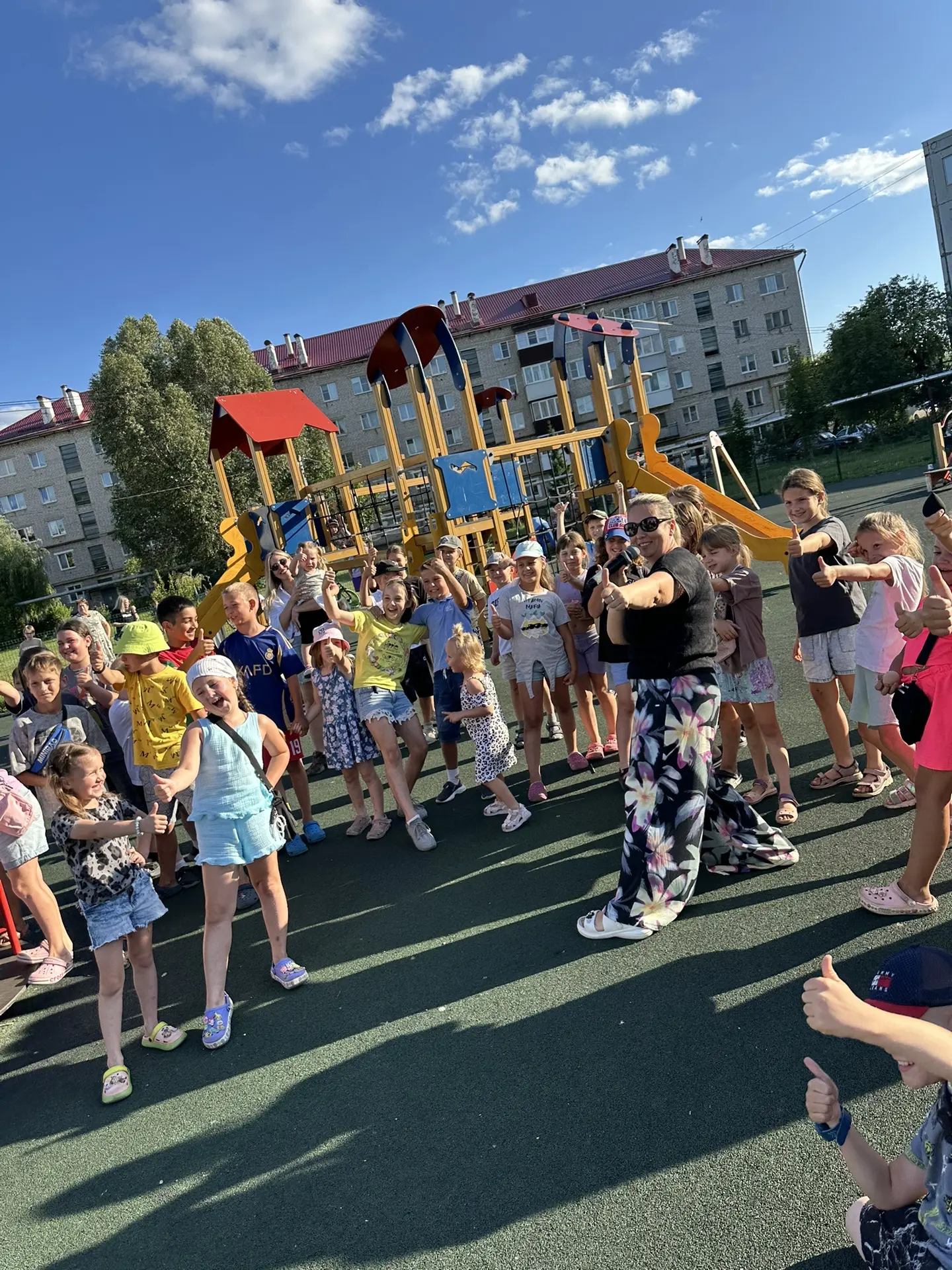 https://kurumoch-ck.ru/item/2513177

Вчера наш двор по пр. Ленина, 32, 34, 36 превратился в настоящу