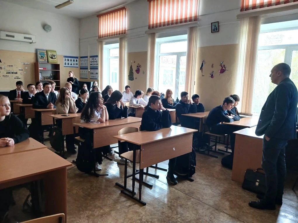 Профессор ОрГМУ рассказал школьникам о вреде наркотиков, вейпов и никотина  Сегодня в Пригородной ср