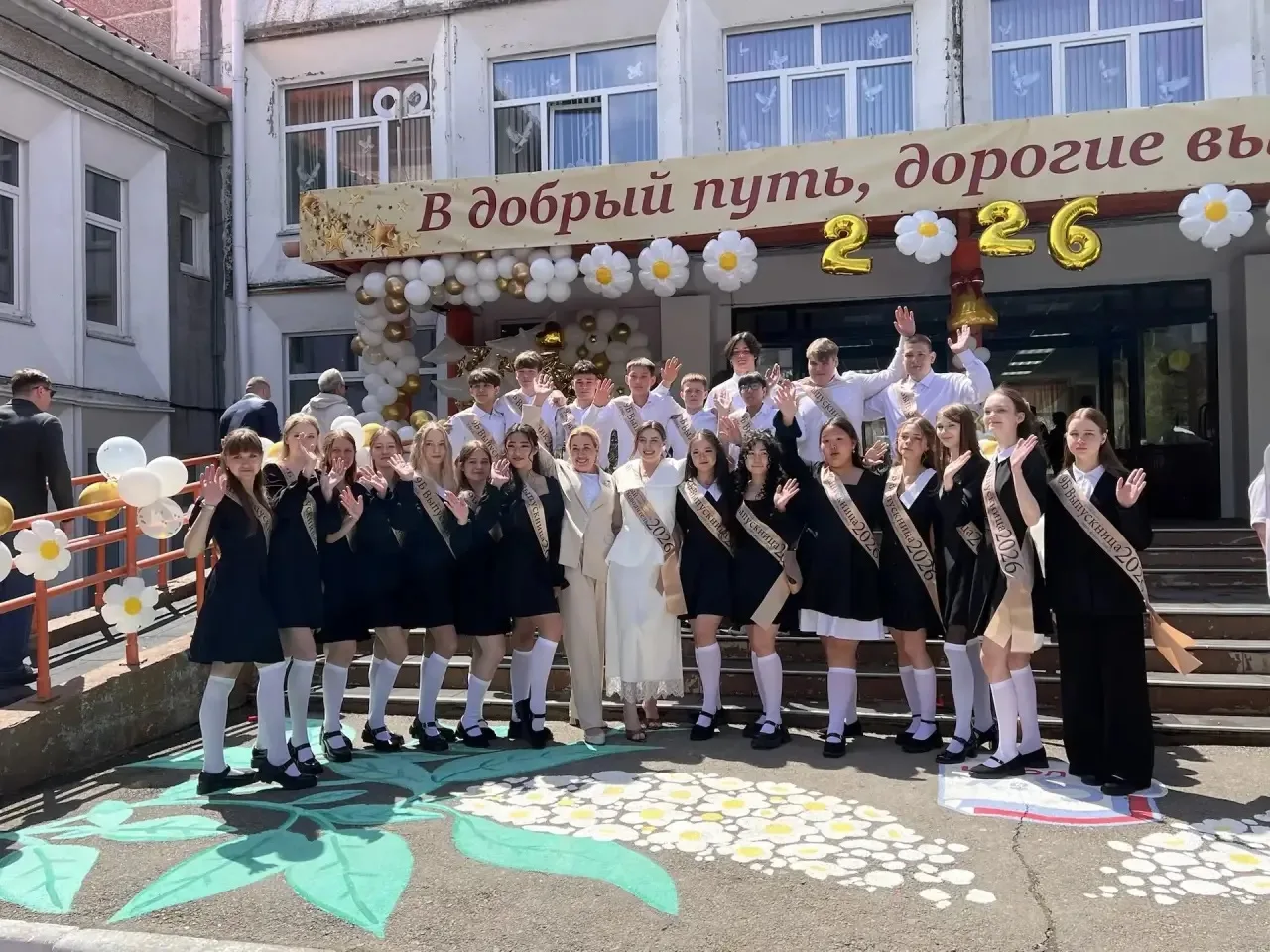 Сегодня в нашей школе прозвенел последний звонок для учеников 11 и 9-х классов. 🎓🕊️  Грустный и трог