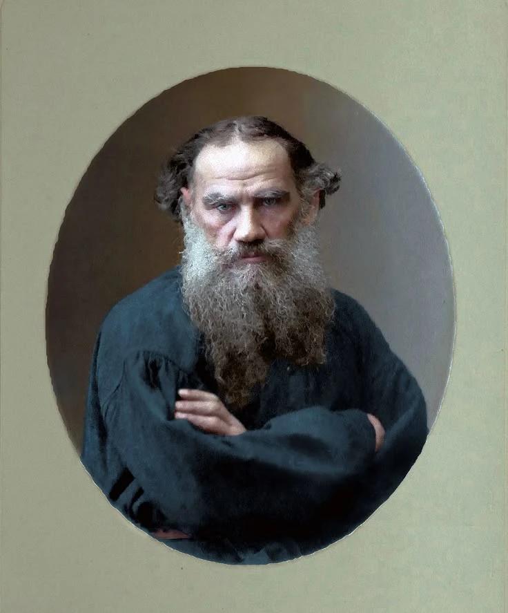 📚 ЛЕВ ТОЛСТОЙ: ГРАФ, КОТОРЫЙ ПАХАЛ ЗЕМЛЮ, ИГРАЛ В ШАХМАТЫ И УШЁЛ В НОЧЬ
Все знают «Войну и мир» и «