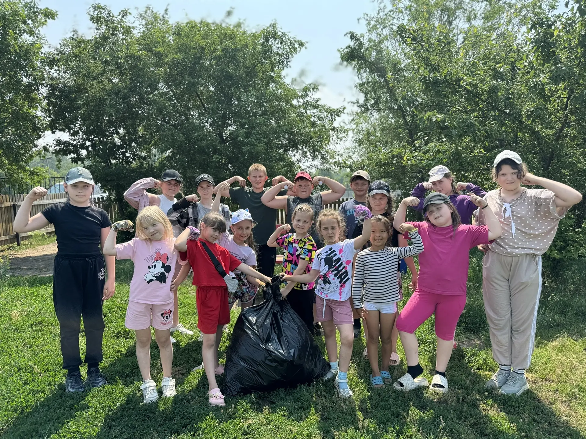 🌱 Экологическая акция «Чистый двор» в пришкольном лагере «Ромашка».
 
💚 В пришкольном лагере  прош