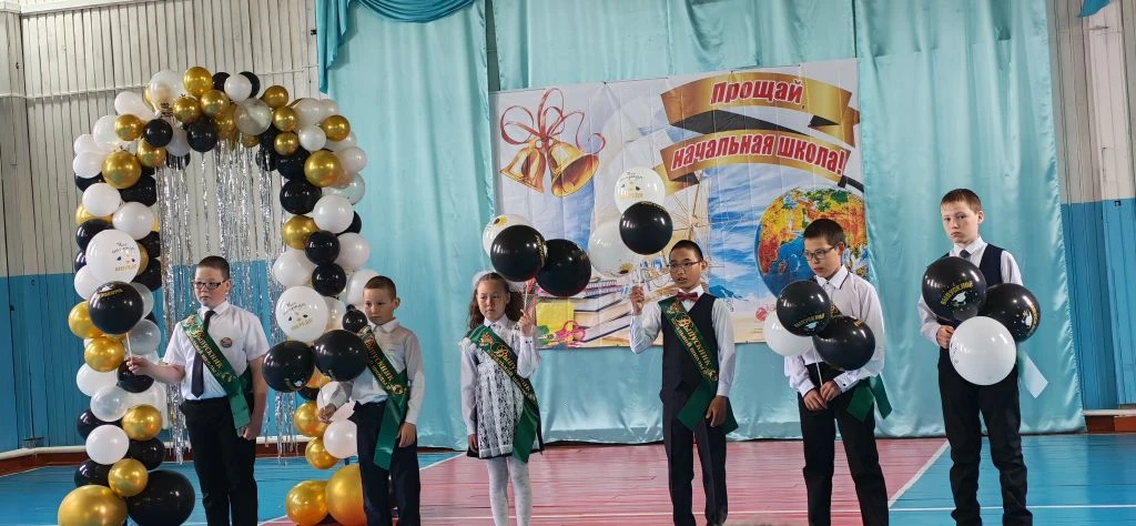 🔔 В школе прошла торжественная линейка для выпускников четвертого класса.