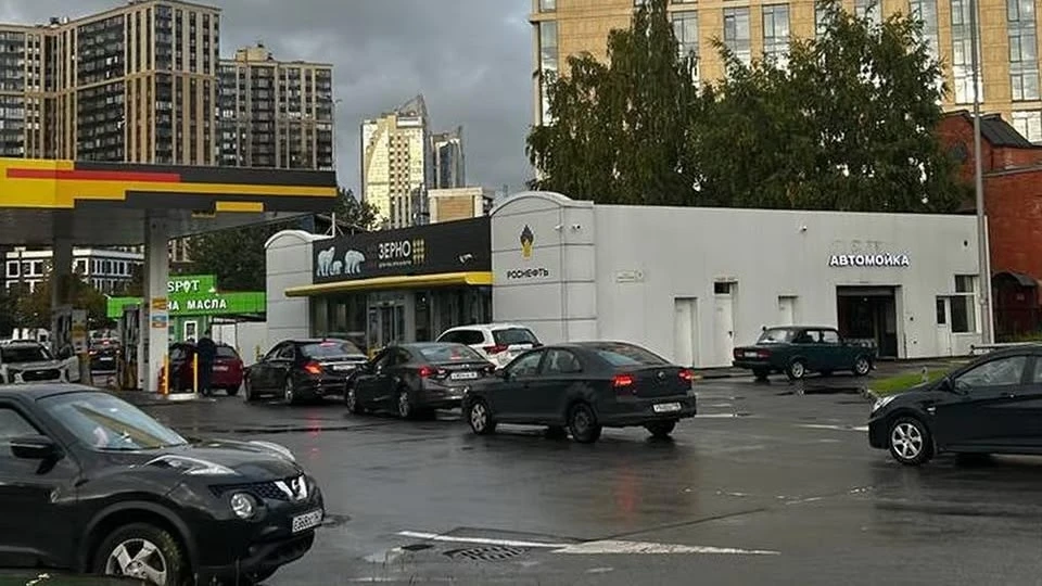 В Петербурге — топливный коллапс. По данным карты «ГдеБенз», АИ-92 и АИ-95 можно купить...