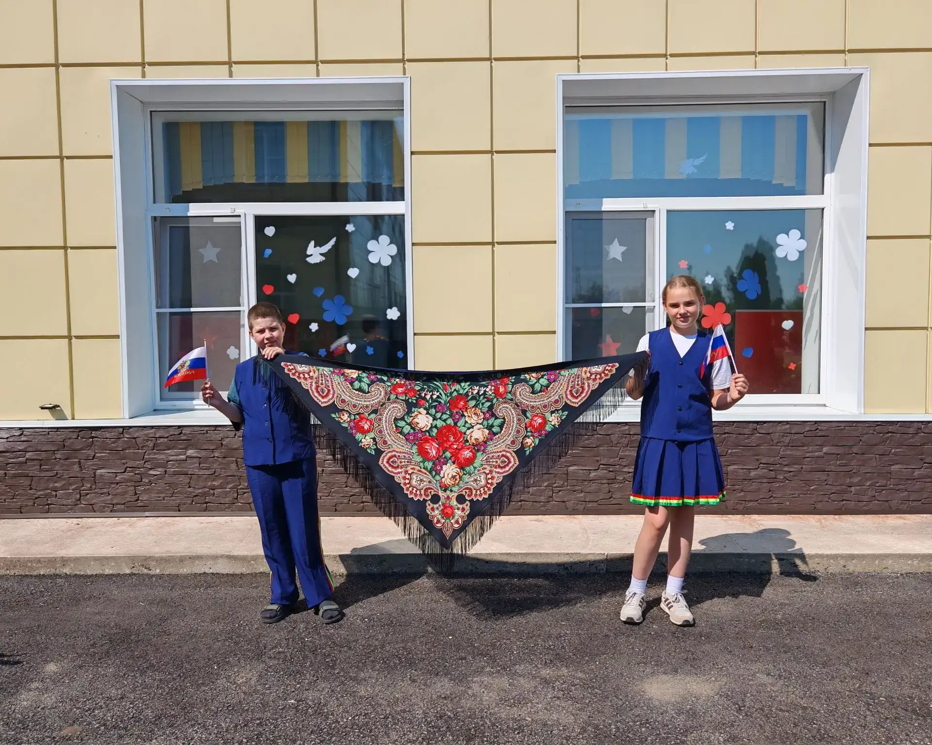🇷🇺 Окна нашей школы говорят: «Я люблю Россию!» ✨

Учащиеся МБОУ СОШ с. Красное и наших филиалов др