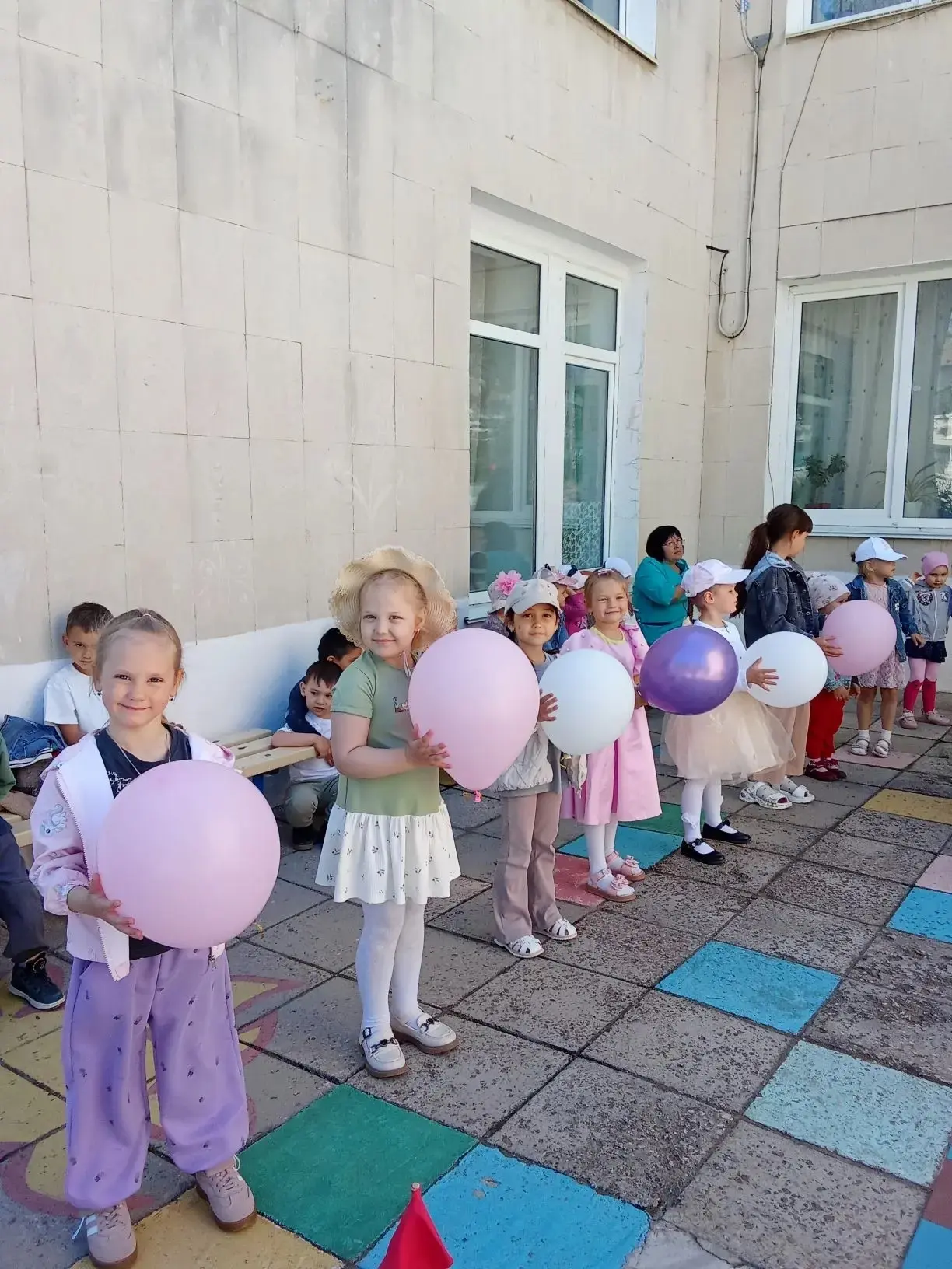 «День защиты детей прошёл на ура!»
Сегодня главные герои — наши малыши. 
Рисовали, играли, танцевали