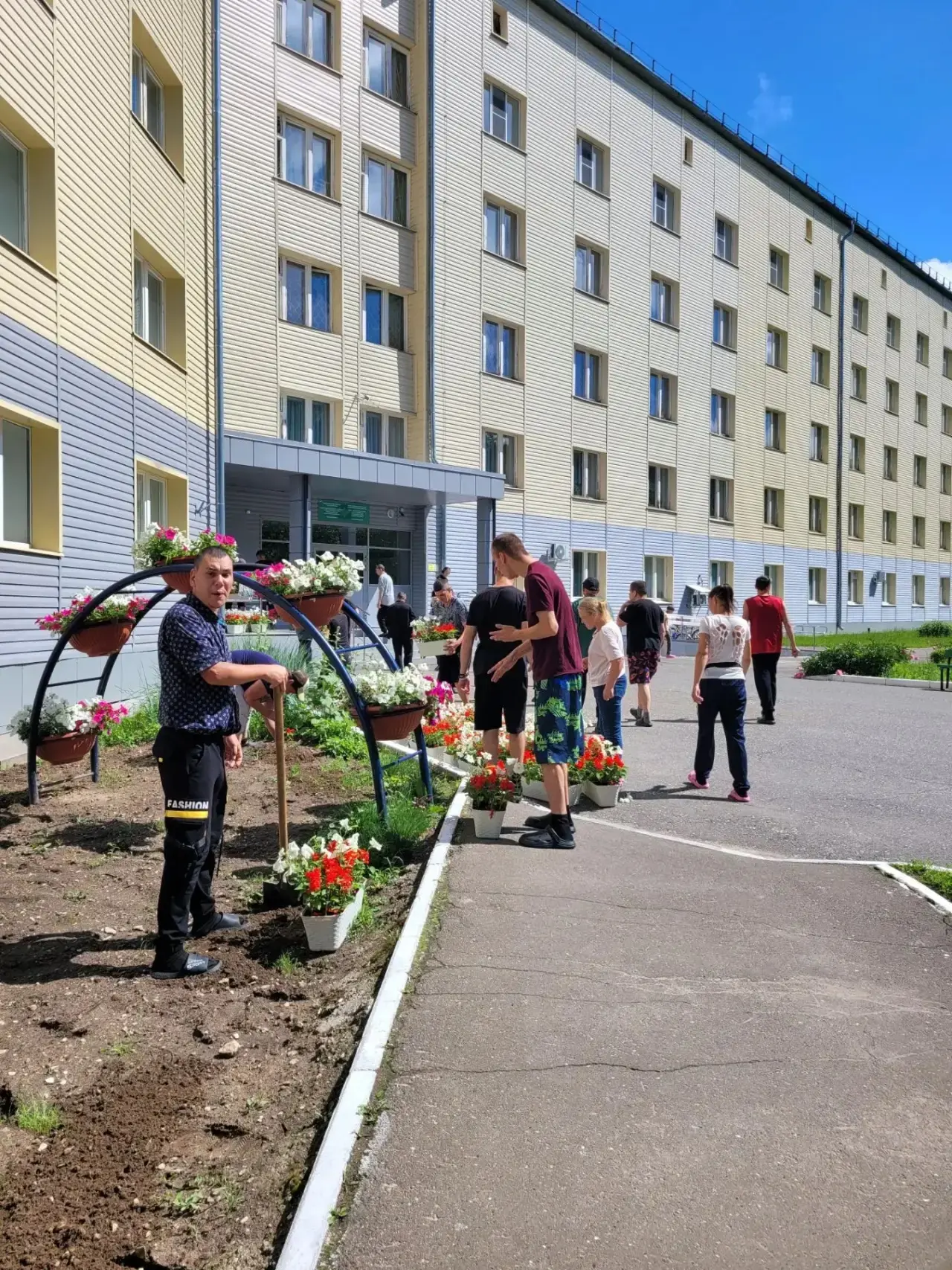 По традиции, каждый год наши садоводы-любители во главе с инструктором по труду облагораживают терри