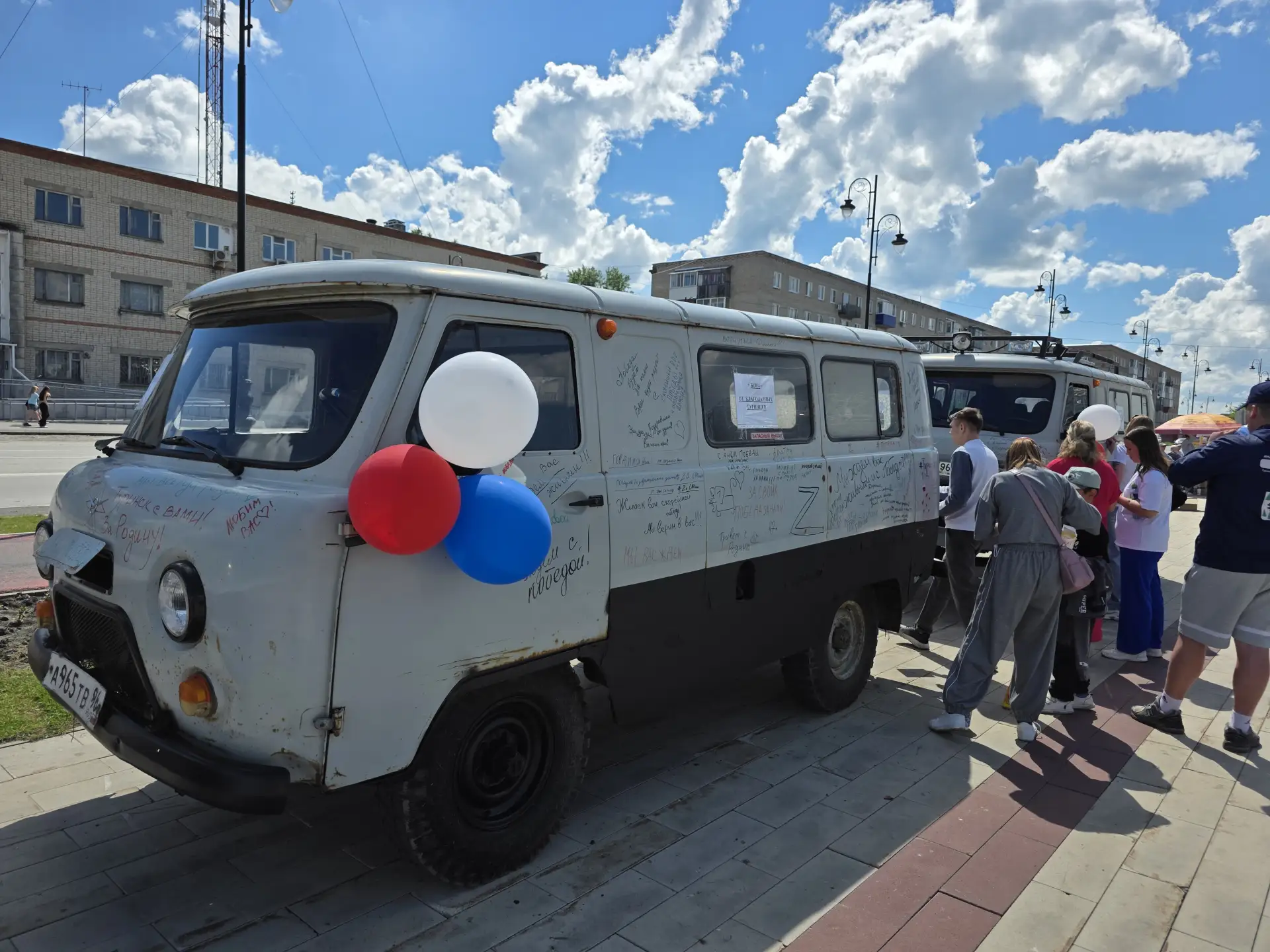 Туринцы празднуют День России. 

На площади Октября Фонд "Матери Туринска" выставил 3 машины для бой