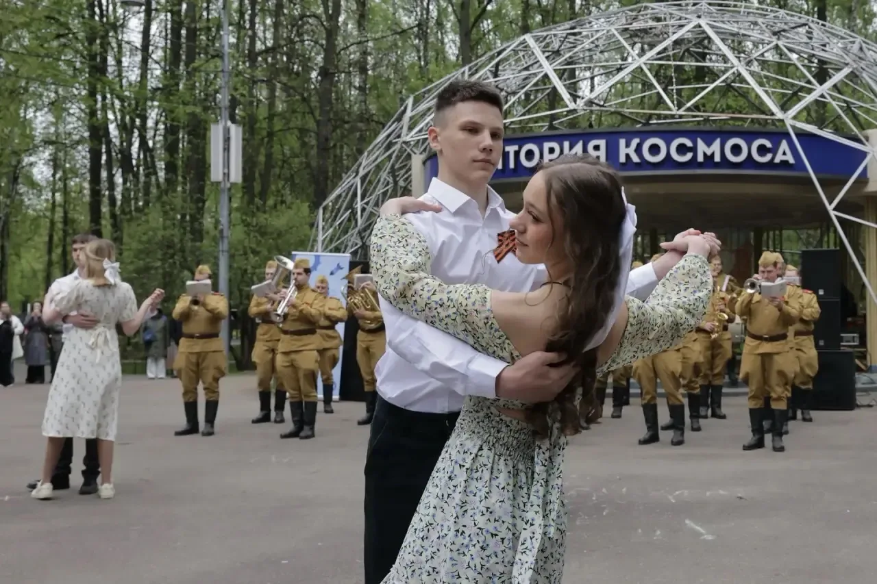 🕊 МБОУ СОШ №1 Королёв  Наши волонтёры приняли участие в патриотической акции «Вальс Победы», которая