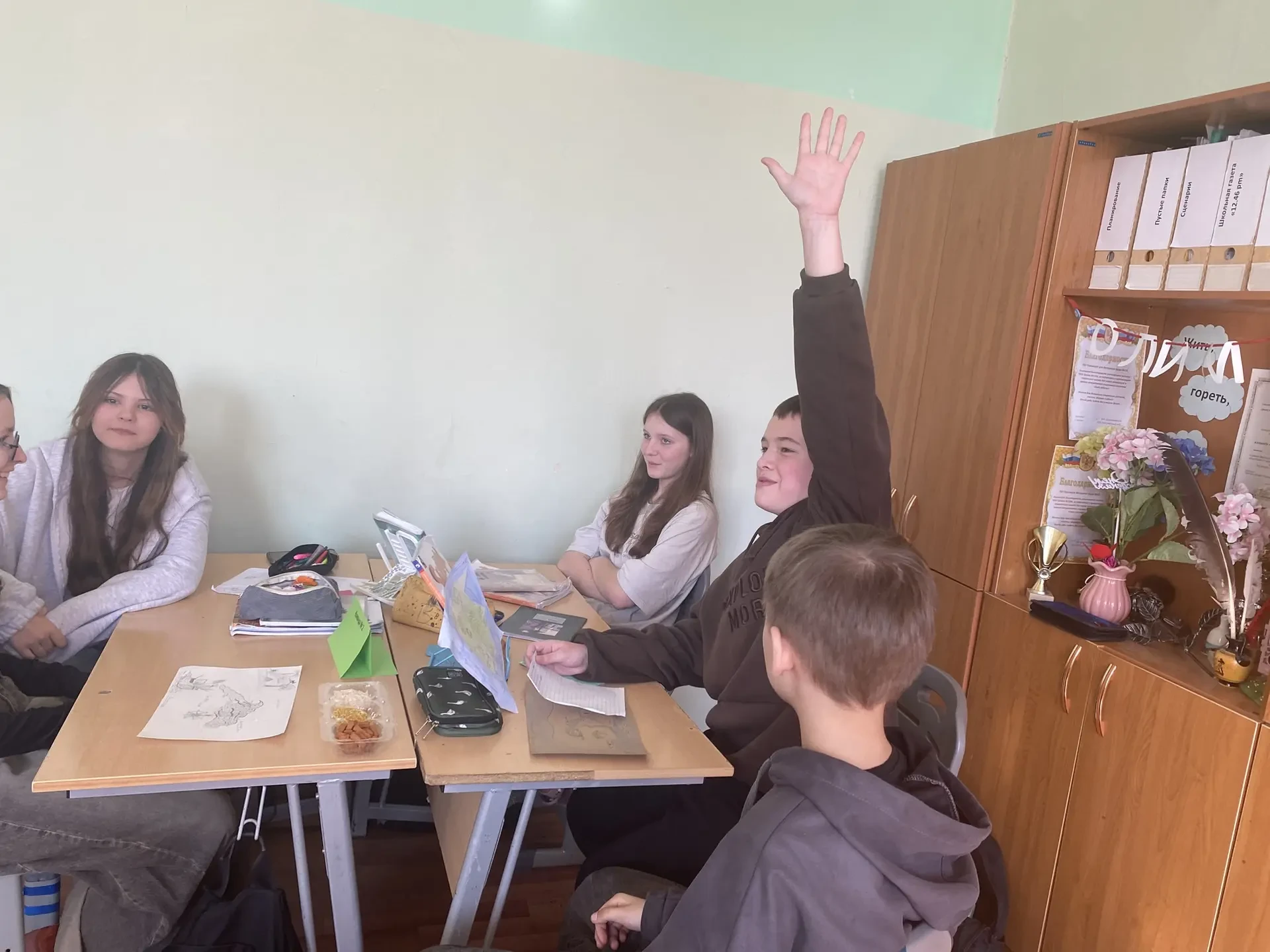 📚🏝️ Путешествие на необитаемый остров прямо в классе!  В 6 "А" прошёл необычный интегрированный урок