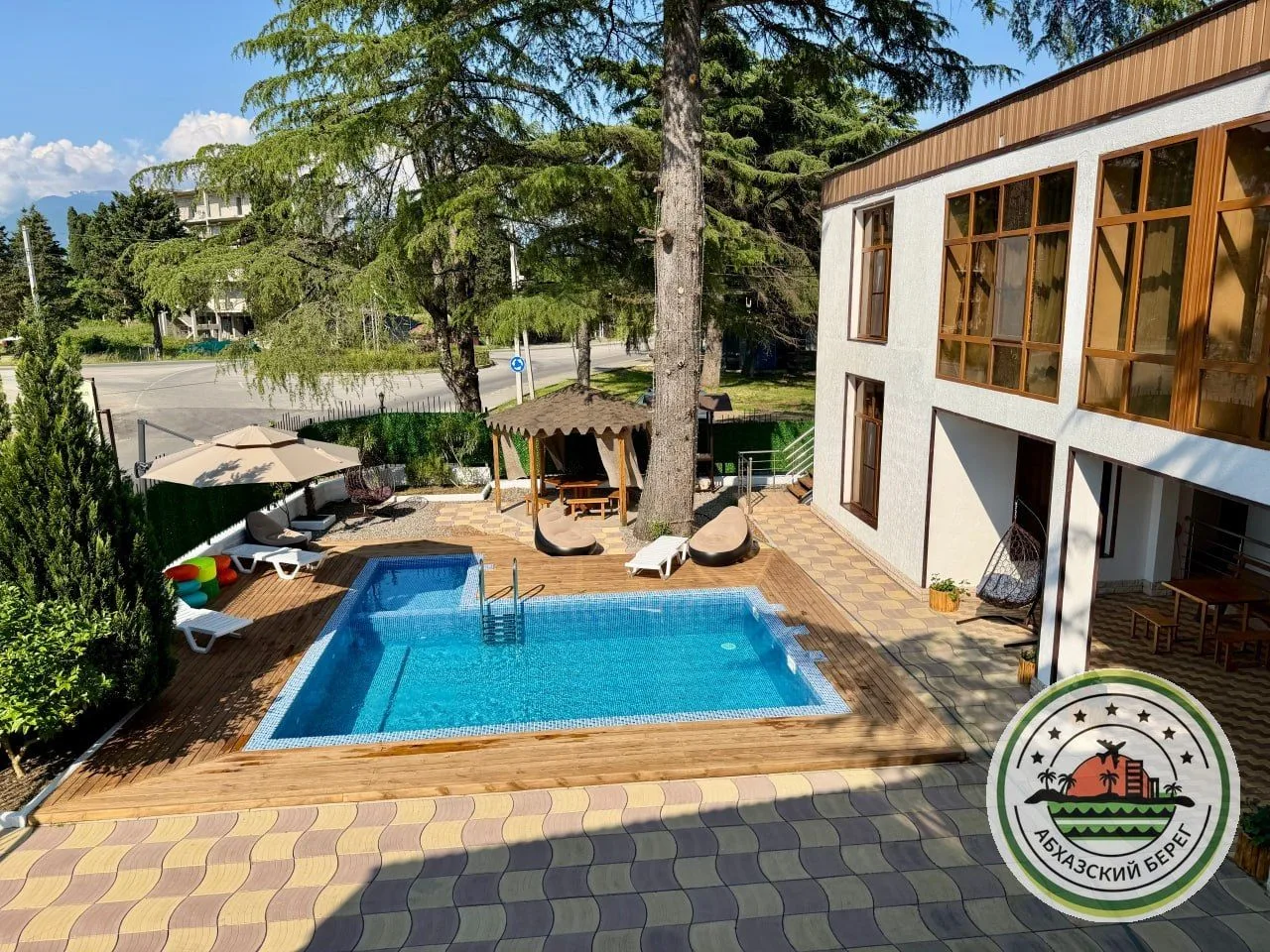 “ЛАЙМ” мини-отель с бассейном у заповедника

📍 Пицунда, ул. Гочуа
🏖 5 мин до пляжа, галечный сосно