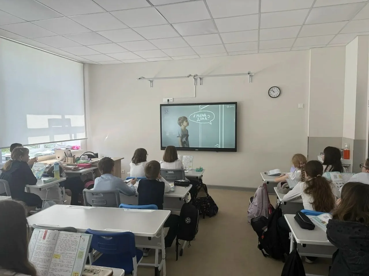 🎯Сегодня в 4А классе прошло важное лекционное занятие на тему “Один дома: Безопасность...