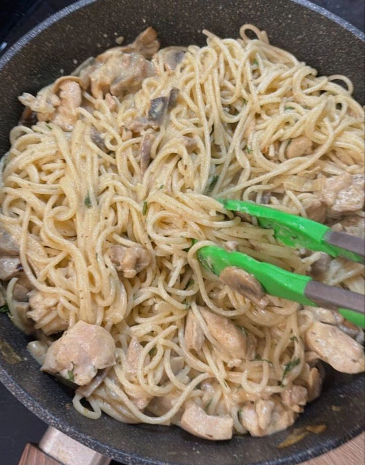Сделала нам на обед/ужин пасту с курицей и грибами)
