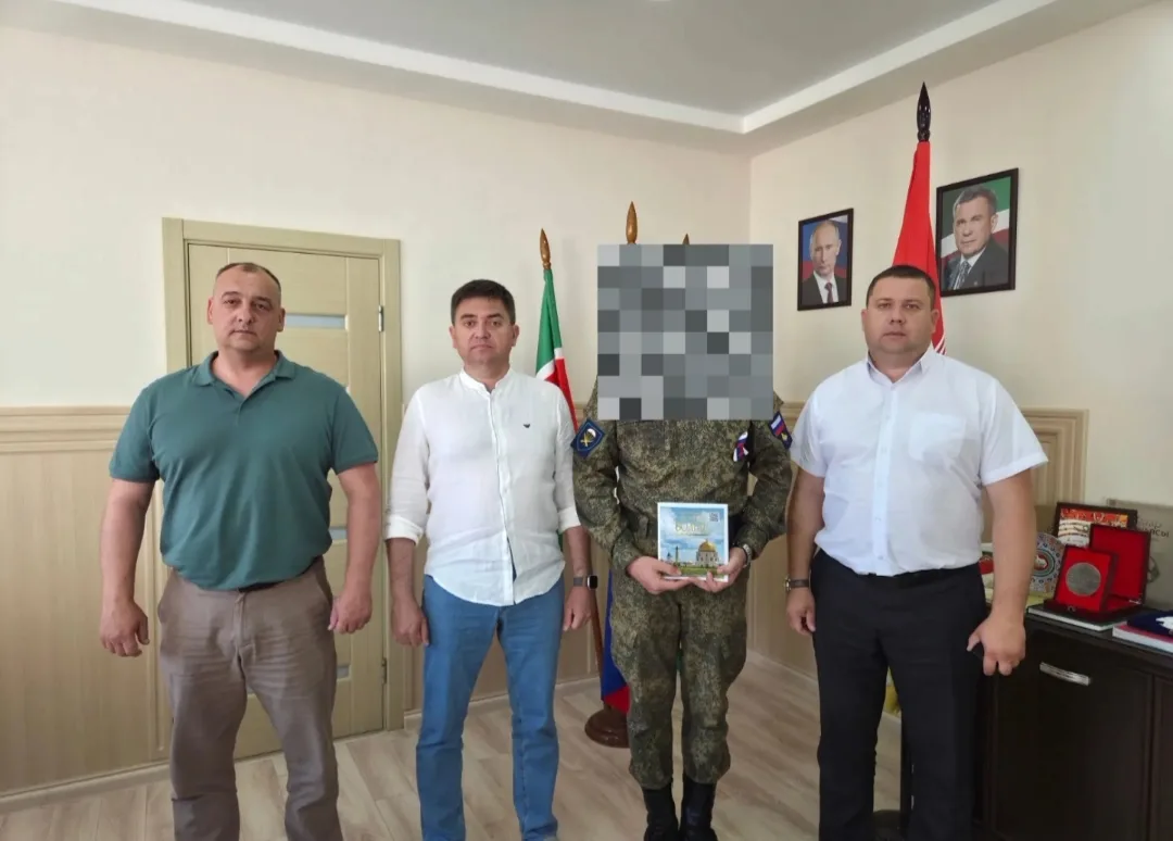 Встретился с участником специальной военной операции, который прибыл в отпуск. 

Обсудили вопросы гу