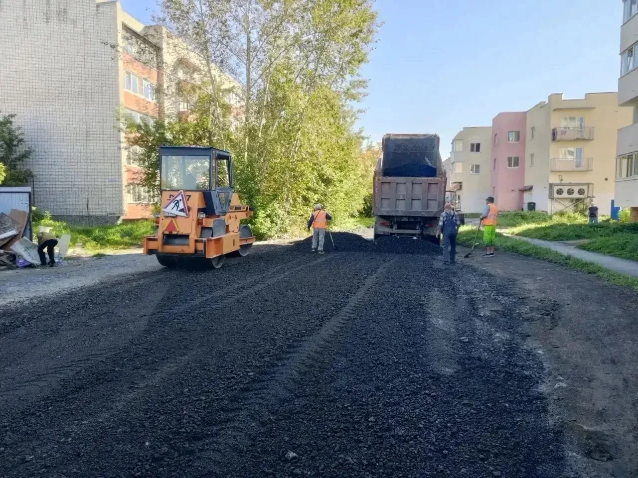 После многочисленных жалоб жителей началось восстановление дороги на 67 квартале